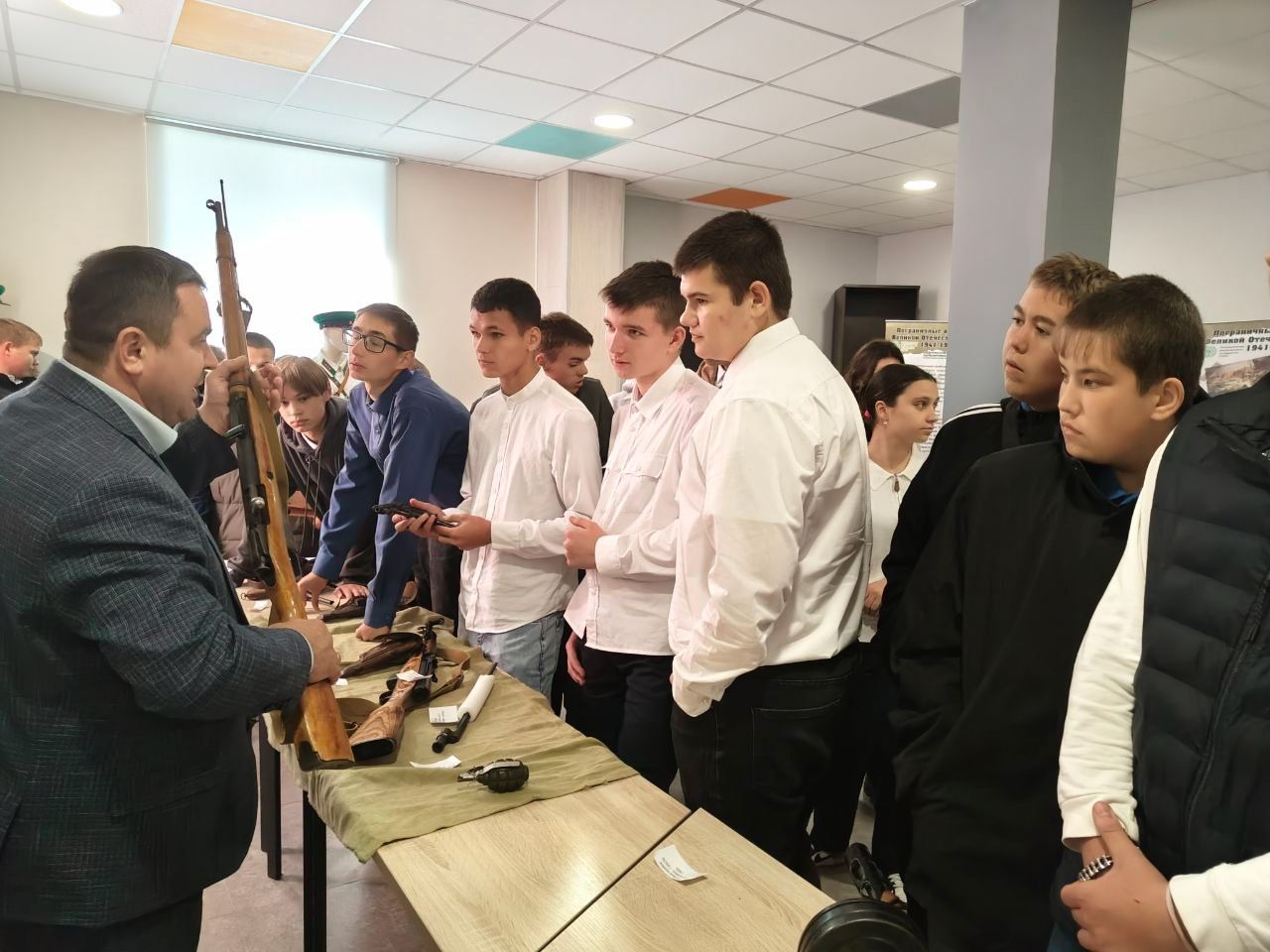В рамках социального проекта «Мобильный музей-выставка «На защите границ. Период: Великая Отечественная война»