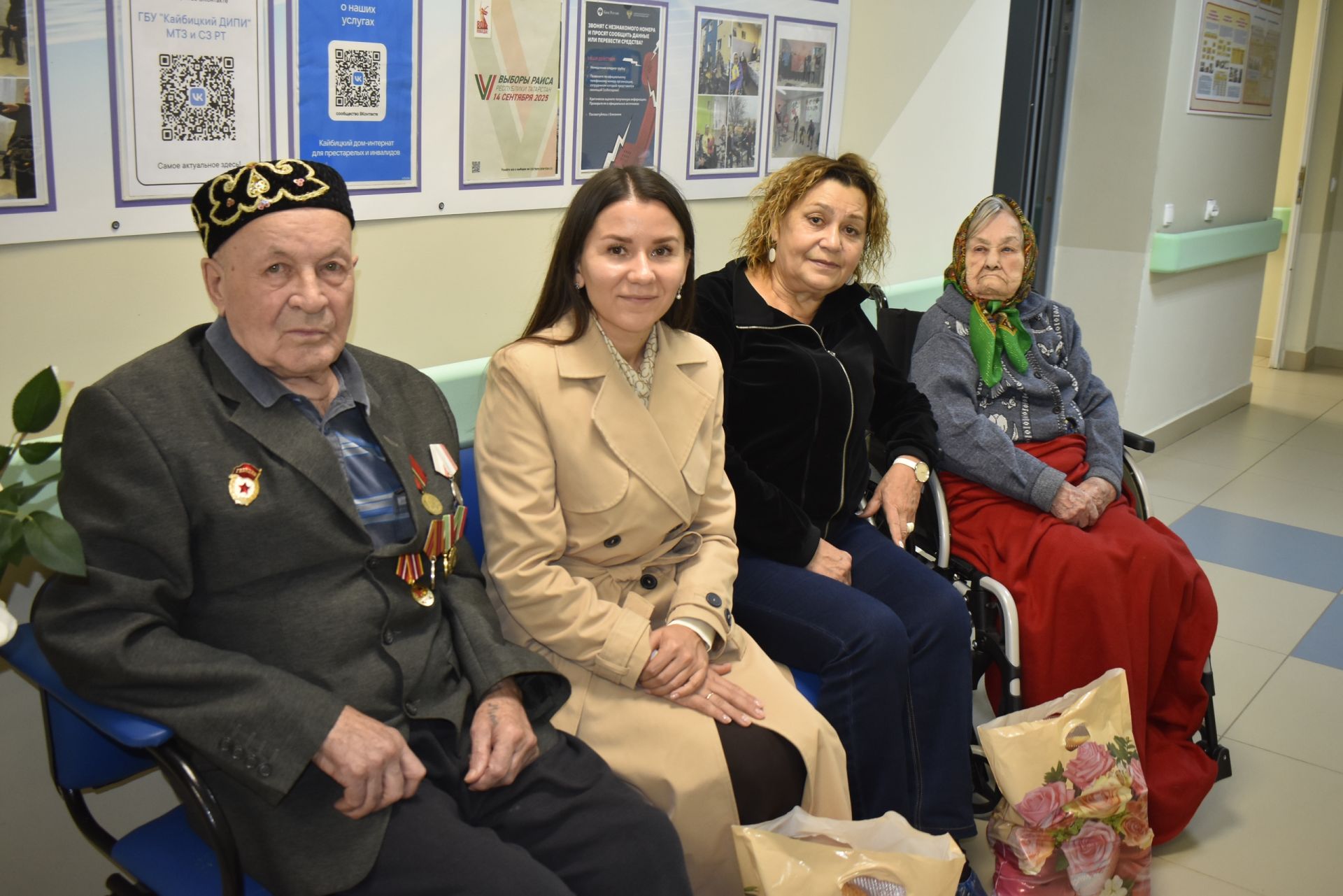 Кайбыч, Тәтеш районнарындагы картлар йортларында тәрбияләнүче райондашлар күчтәнәчләр алды