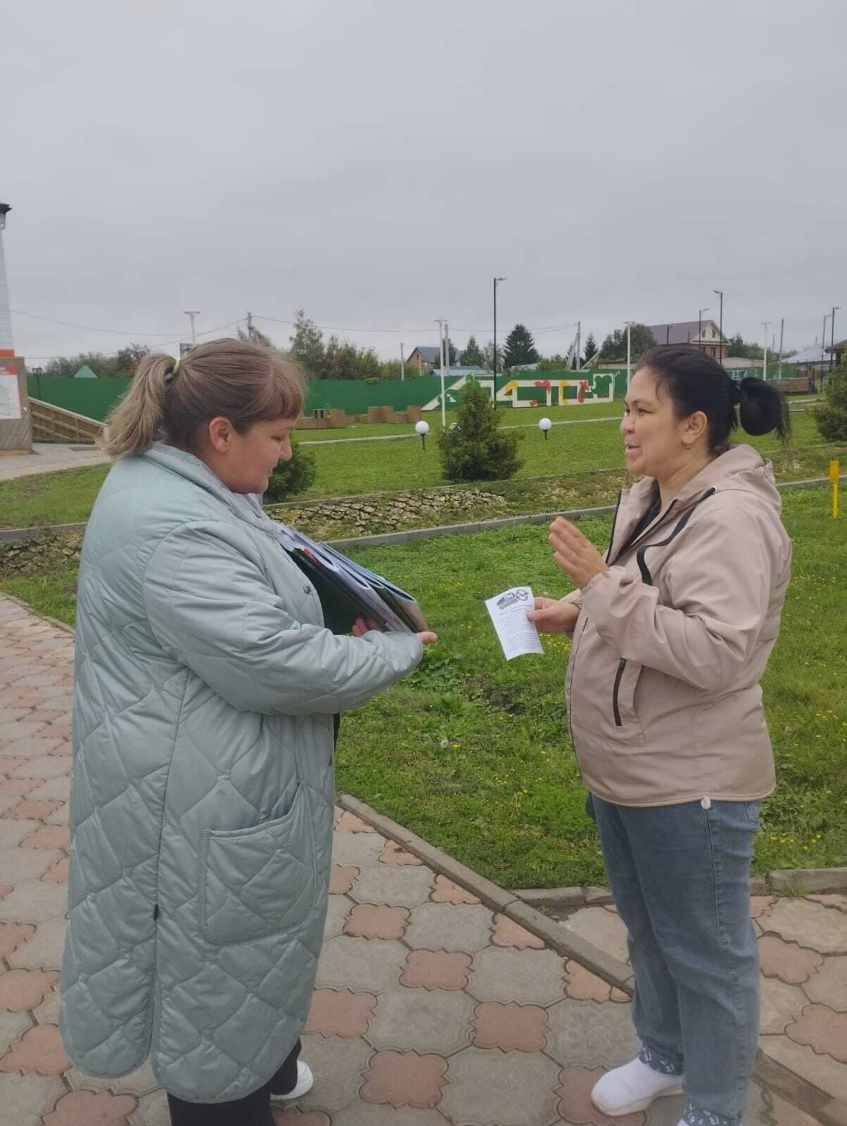 Центральная библиотека завершила очередной сезон популярной среди читателей Апастово акции «Летний читальный зал под открытым небом»