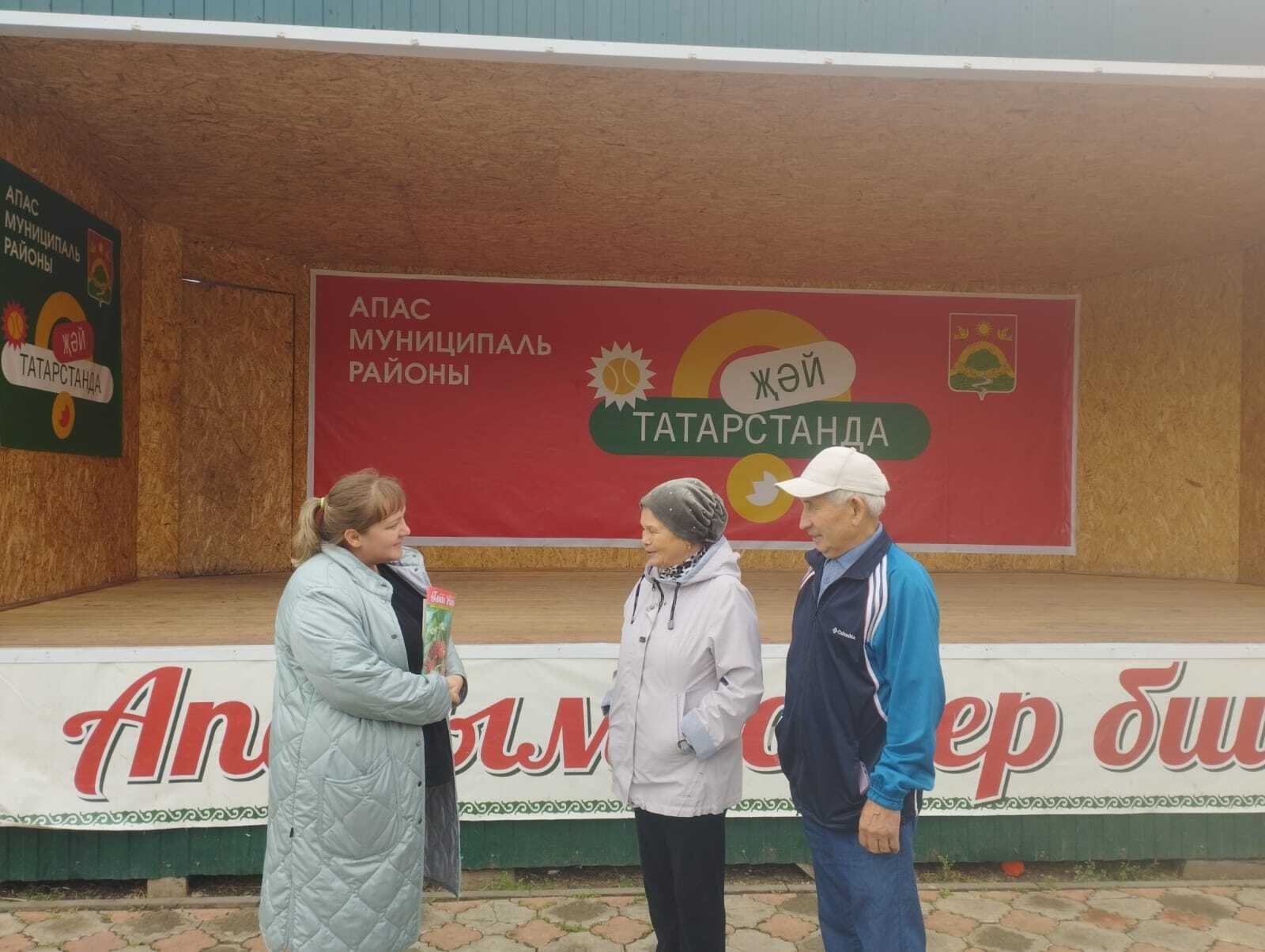 Центральная библиотека завершила очередной сезон популярной среди читателей Апастово акции «Летний читальный зал под открытым небом»
