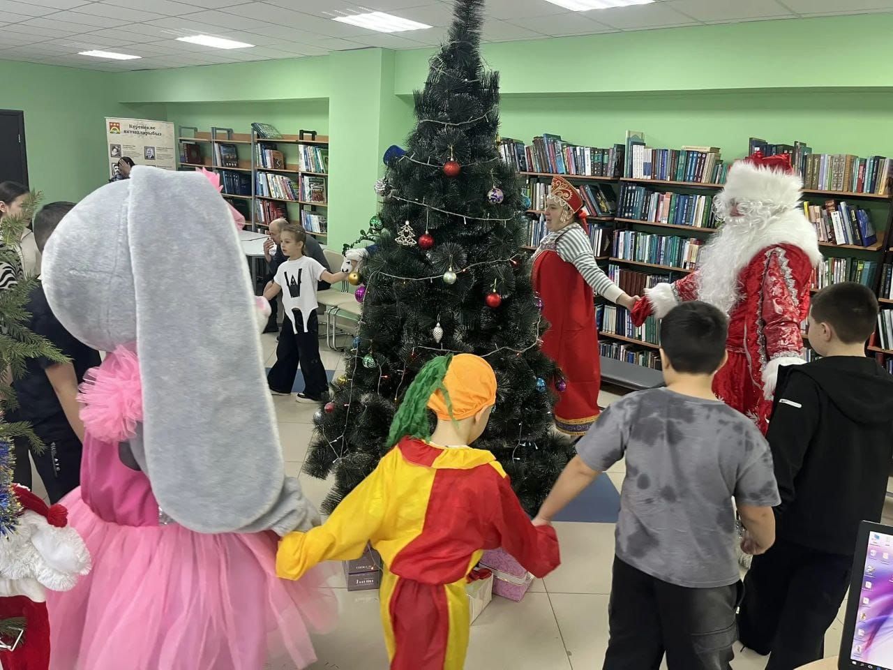 Нәни китап укучылар Кыш бабай бүләкләрен алды
