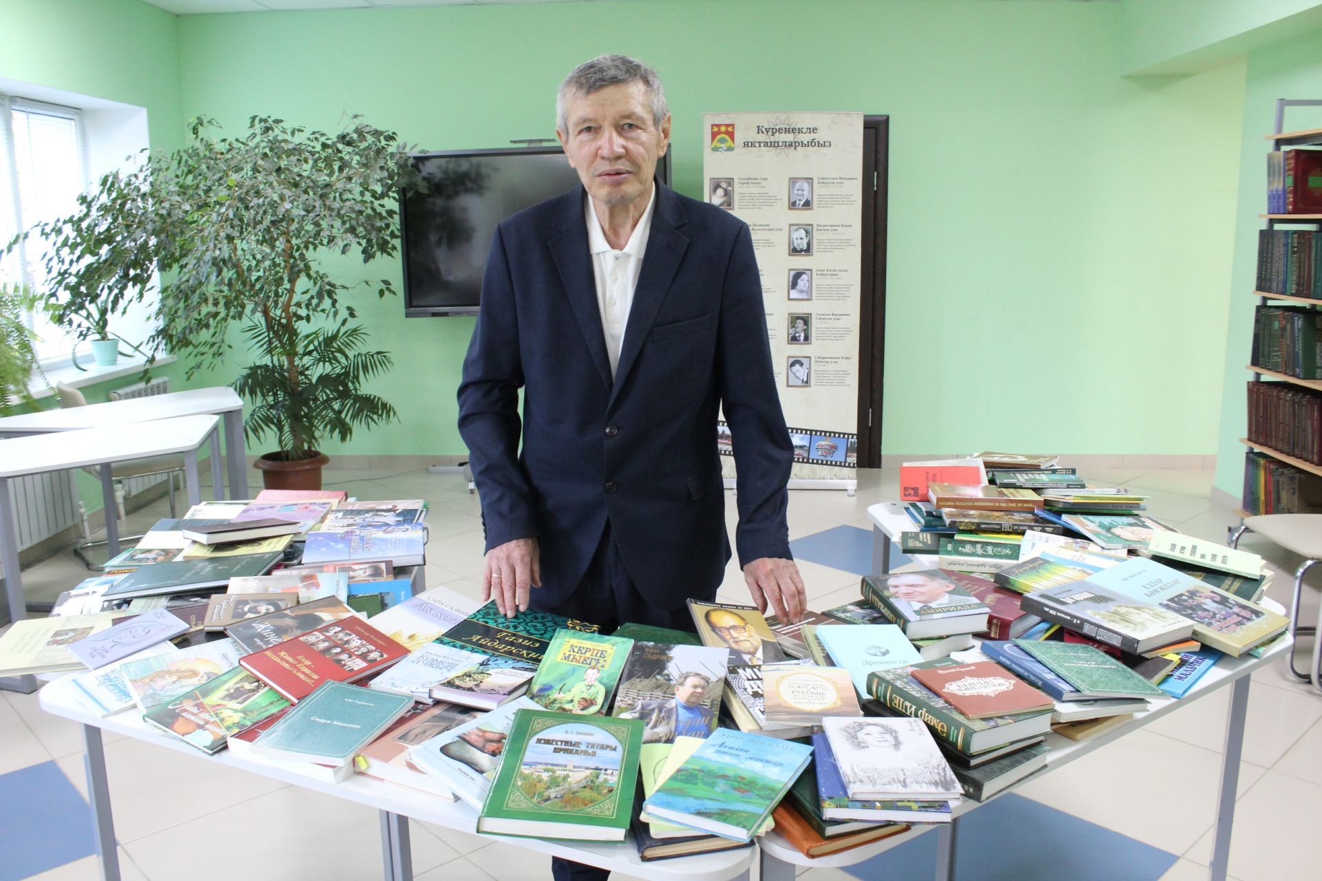 Апас Үзәк китапханәсенә яңа басмалар тапшырылды