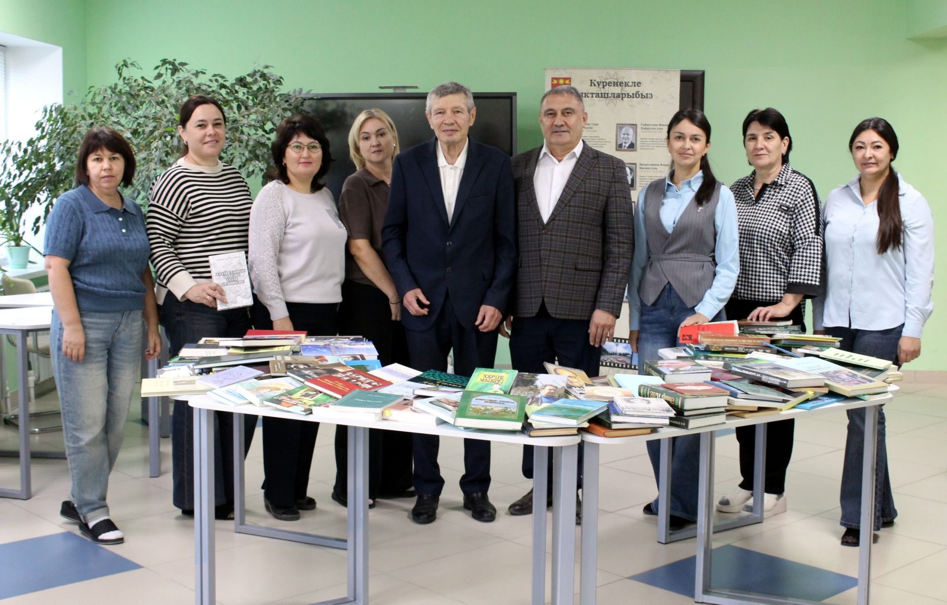 Апас Үзәк китапханәсенә яңа басмалар тапшырылды