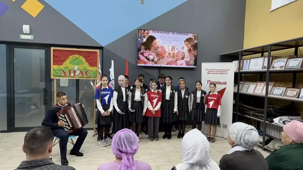Апас мәктәбе укучылары көмеш волонтерларга бәйрәм кәефе бүләк итте