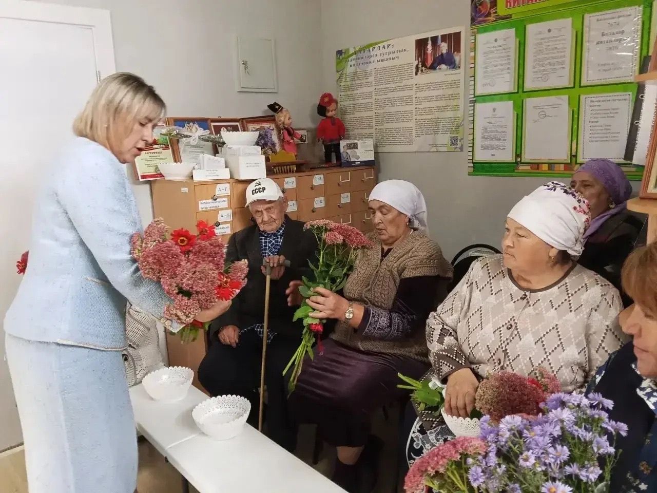 Кече Болгаерда өлкәннәр китапханәдә кунак булды