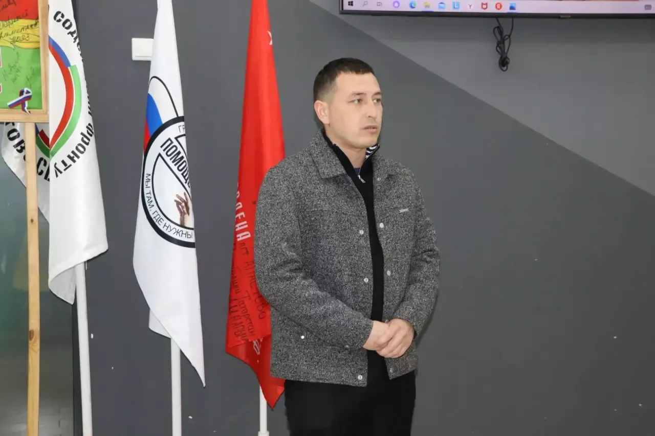 Апас мәктәбе укучылары көмеш волонтерларга бәйрәм кәефе бүләк итте