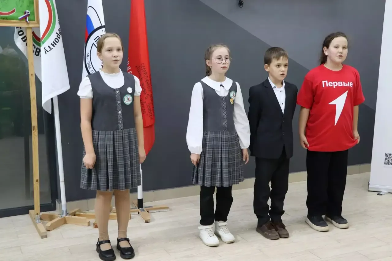 Апас мәктәбе укучылары көмеш волонтерларга бәйрәм кәефе бүләк итте