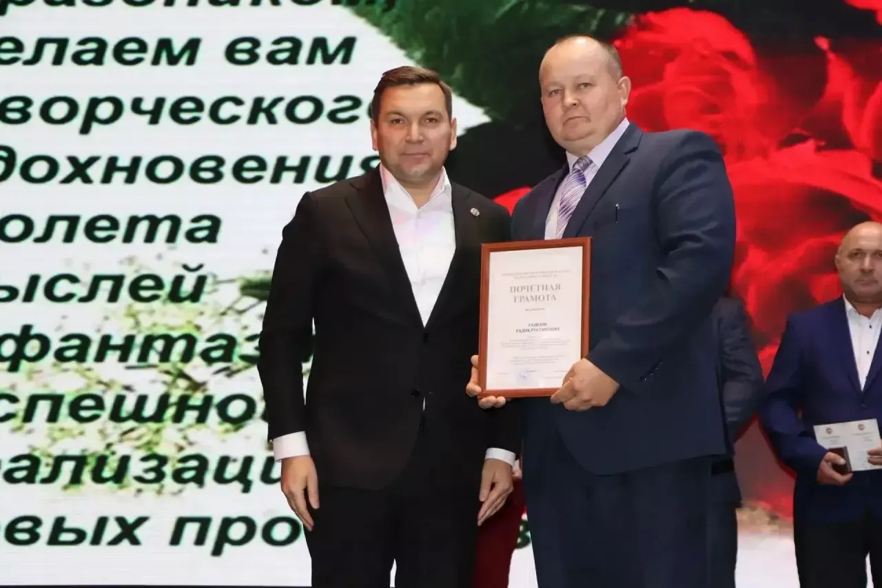 Апаста мөгаллимнәр һәм тәрбиячеләр һөнәри бәйрәмнәрен билгеләп үттеләр