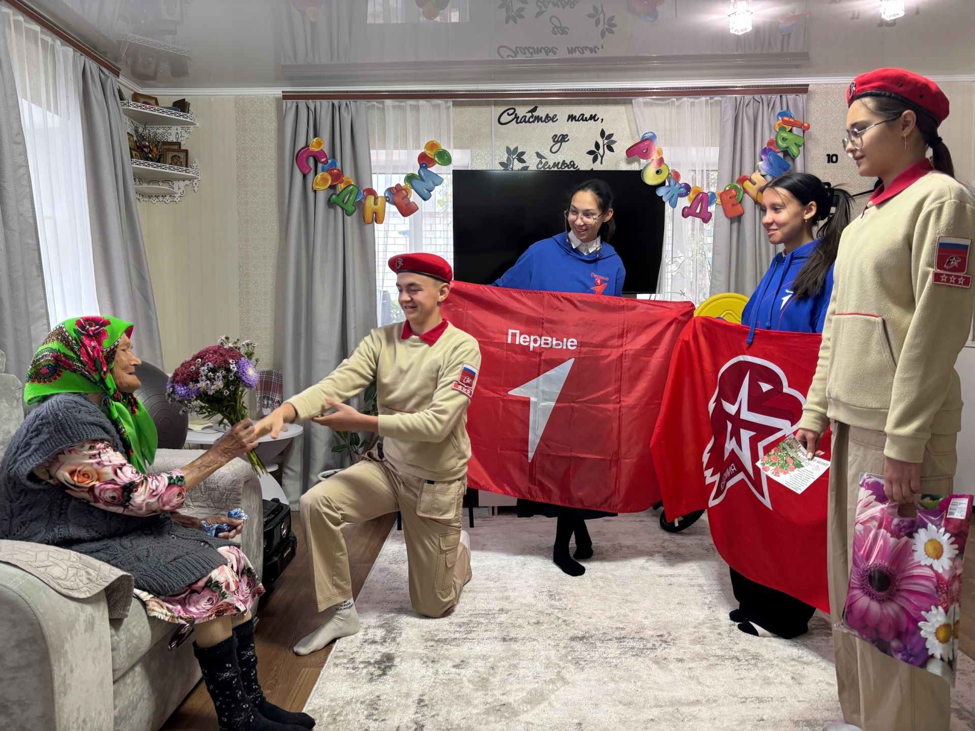 С теплом и благодарностью: юнармейцы поздравили тружениц тыла