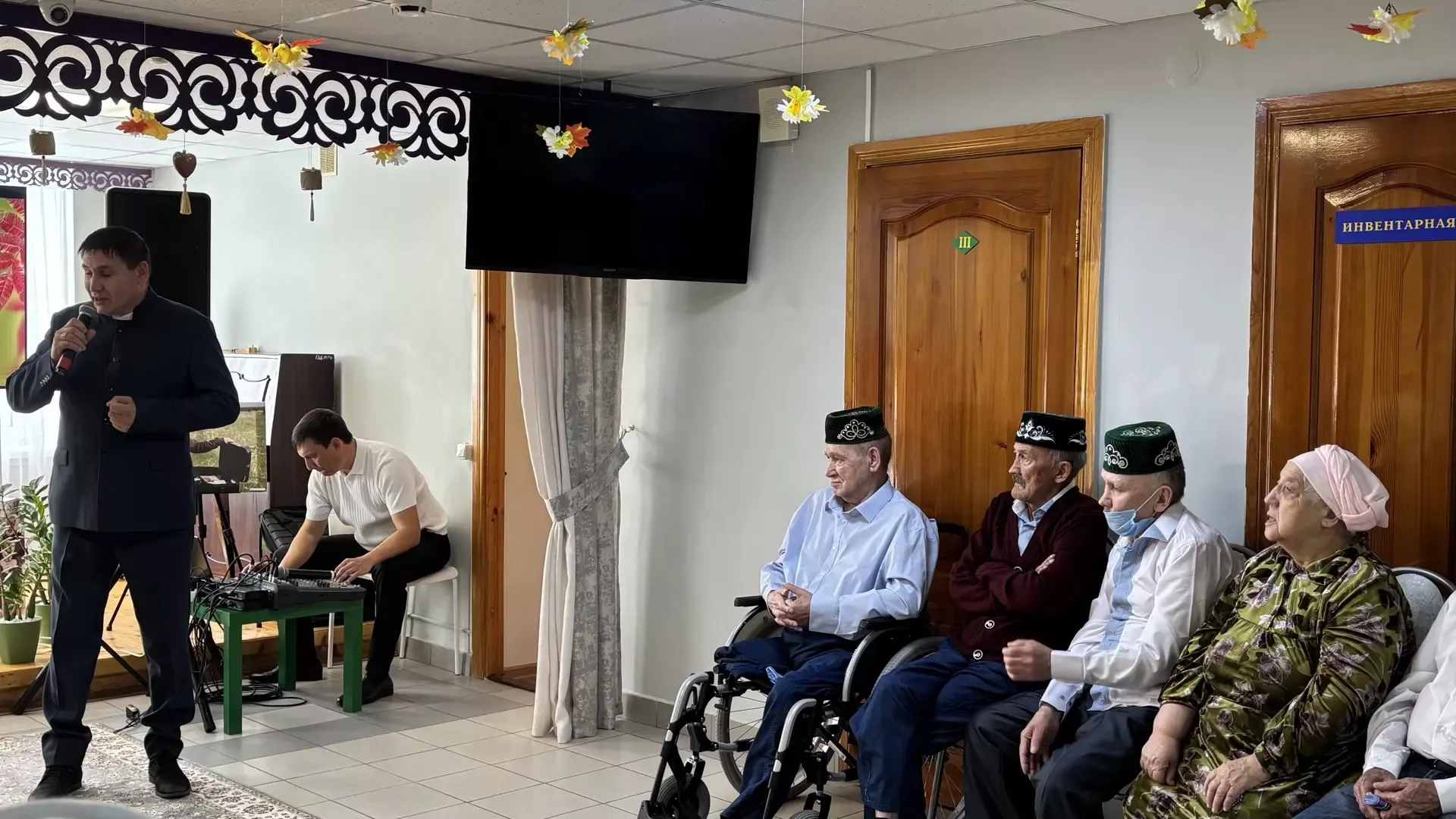 Районда картлар йортларында тәрбияләнүче өлкәннәргә хөрмәт күрсәтелде