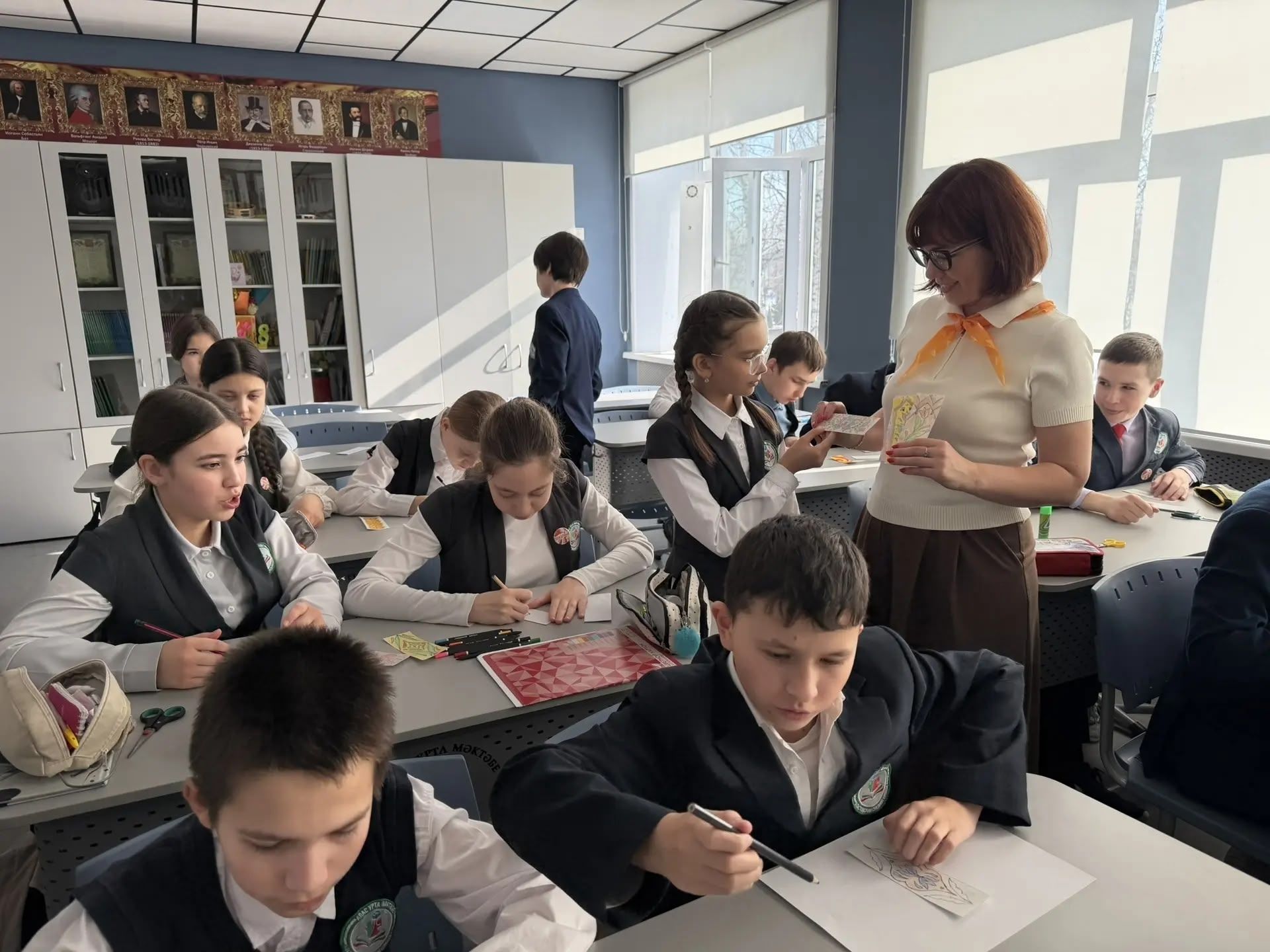 Апас урта мәктәбе укучылары Кырымдагы яшьтәшләре өчен китап кыстыргычлары ясап, дуслык хатлары юллады