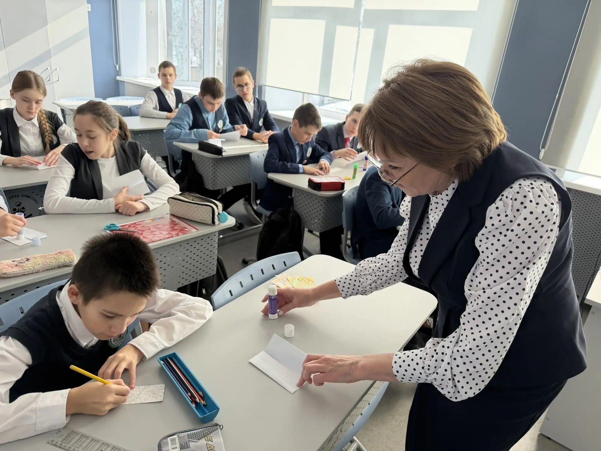 Апас урта мәктәбе укучылары Кырымдагы яшьтәшләре өчен китап кыстыргычлары ясап, дуслык хатлары юллады