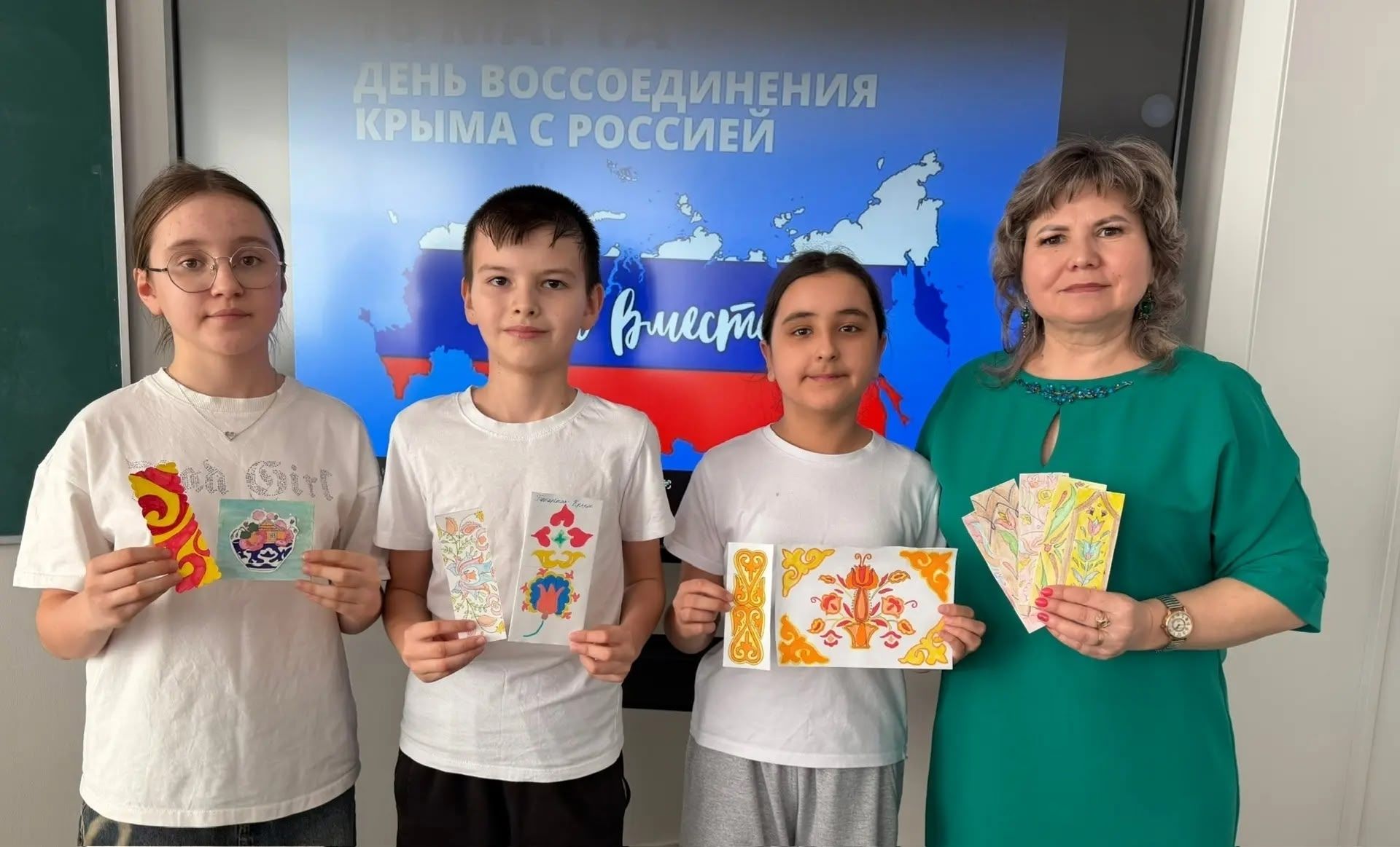 Апас урта мәктәбе укучылары Кырымдагы яшьтәшләре өчен китап кыстыргычлары ясап, дуслык хатлары юллады