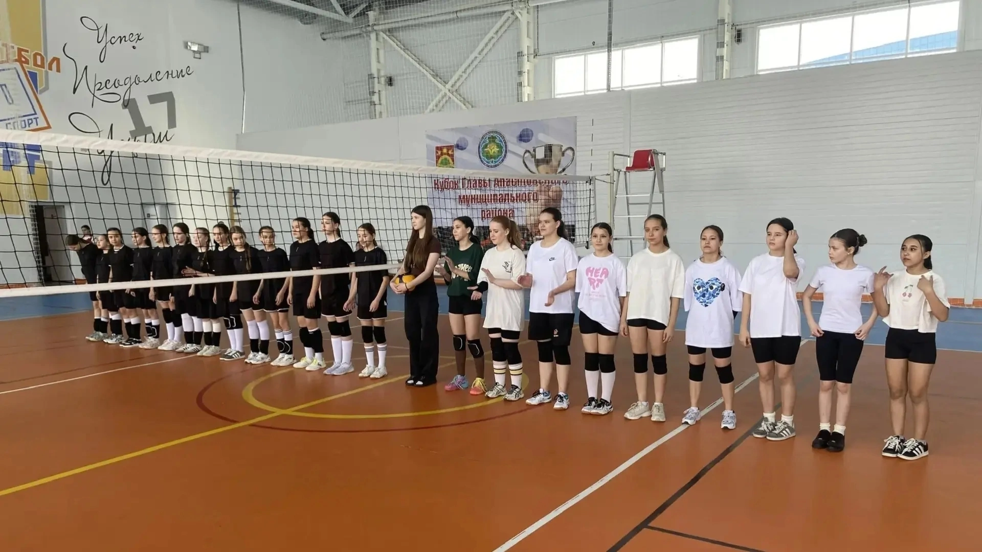 Апаста хөрмәтле остаз Рәмис Гыйззәтов үзенең туган көнендә волейбол ярышлары уздырды