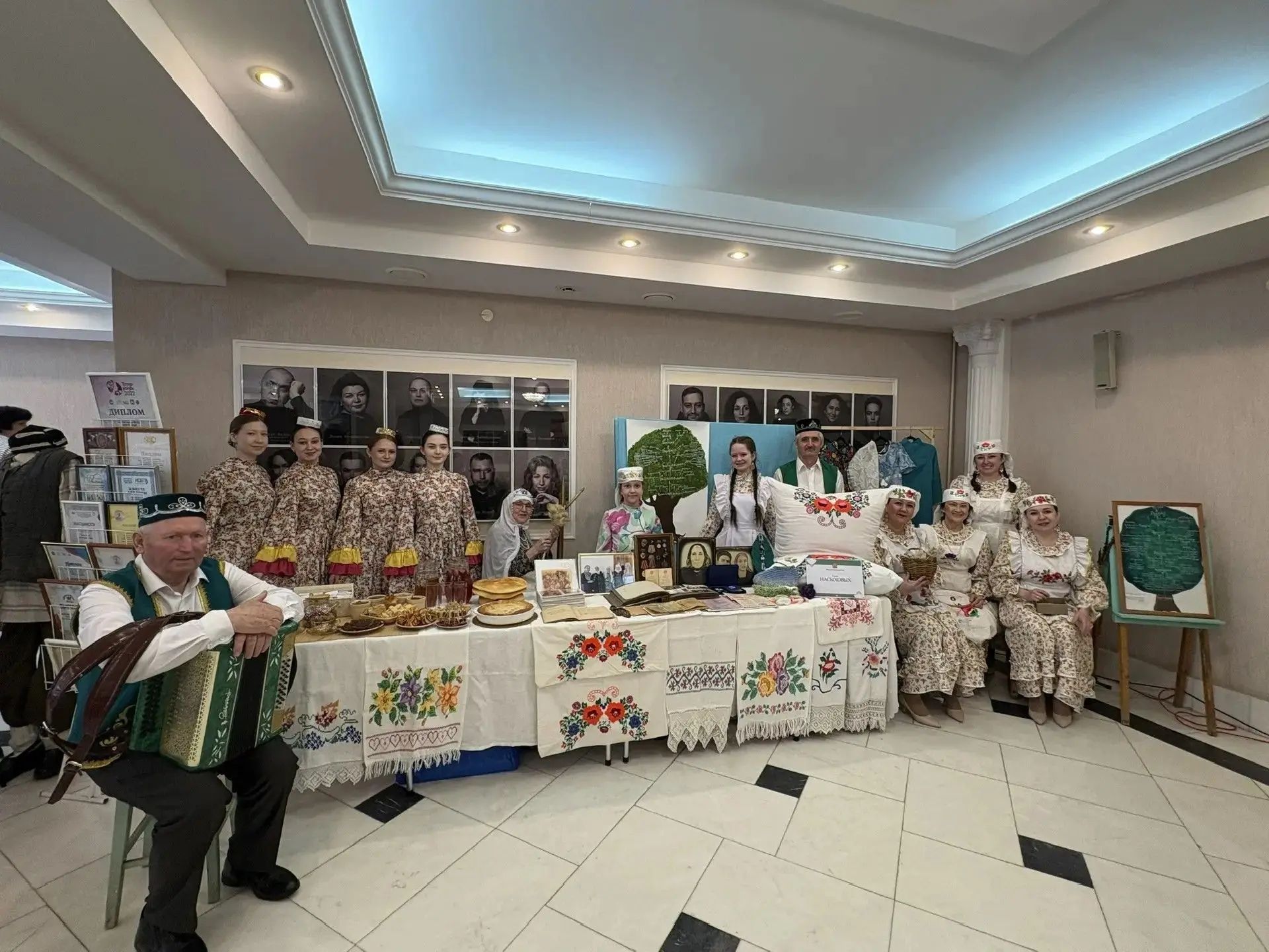 Насыйховлар гаиләсе “Тарихта без эзлебез” бәйгесендә район данын яклады