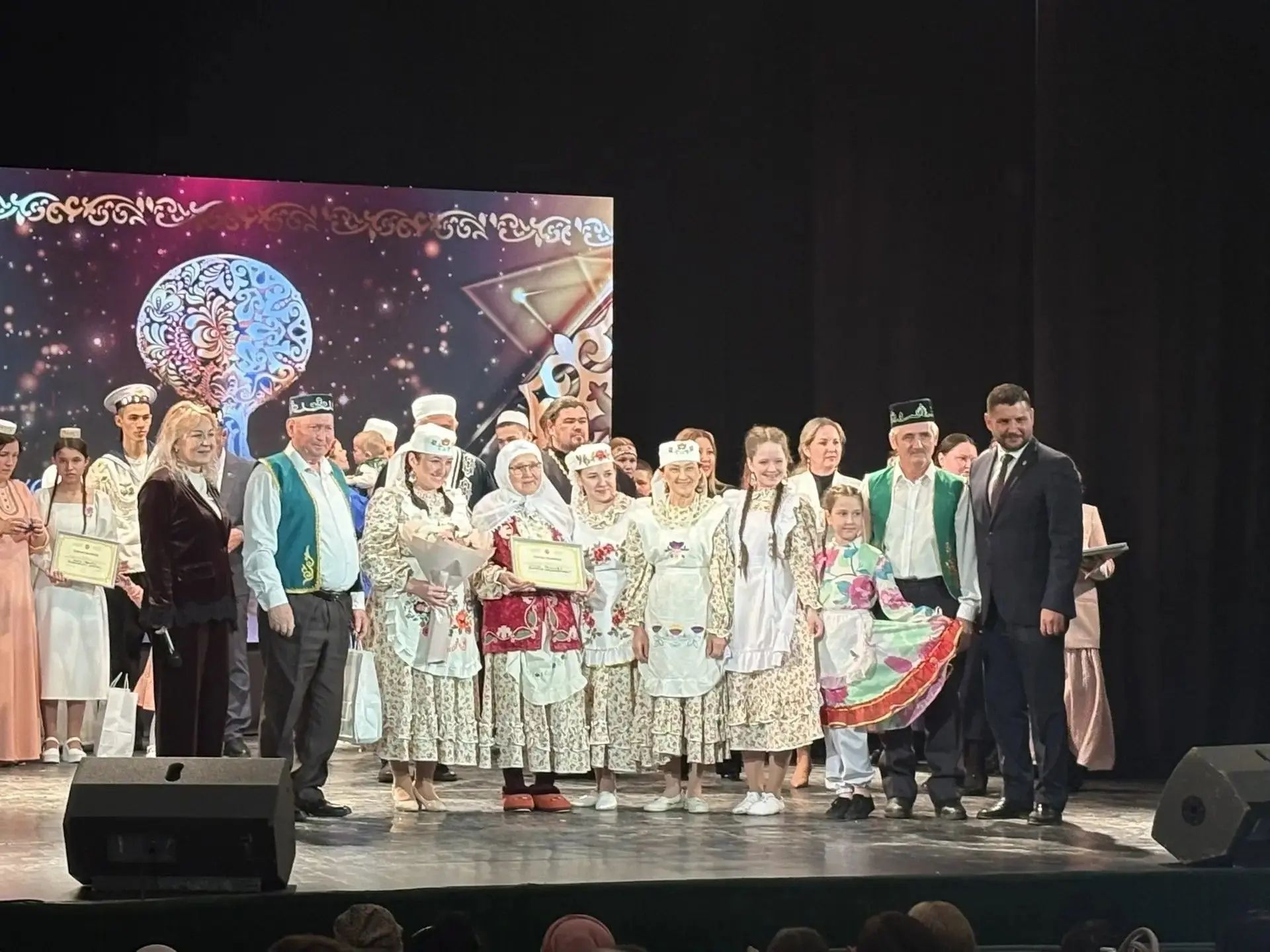 Насыйховлар гаиләсе “Тарихта без эзлебез” бәйгесендә район данын яклады