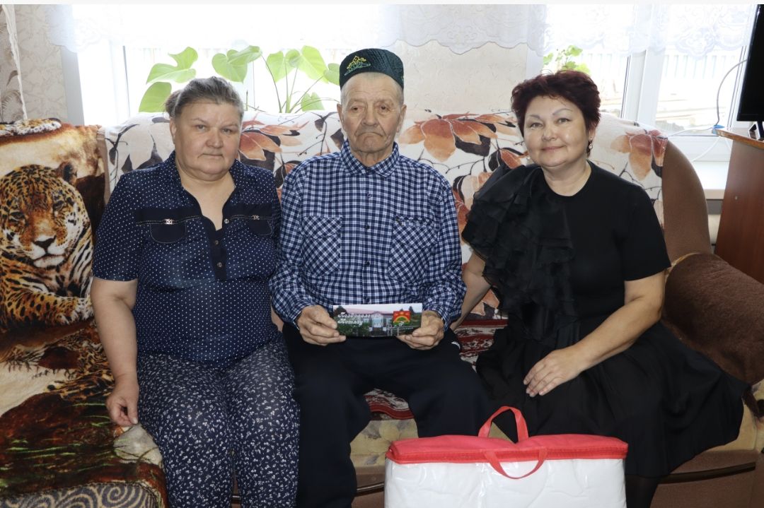 Апаста яшәүче Сәлимҗан абый Әхмәтҗанов үзенең 90 яшьлек олы юбилеен каршылады