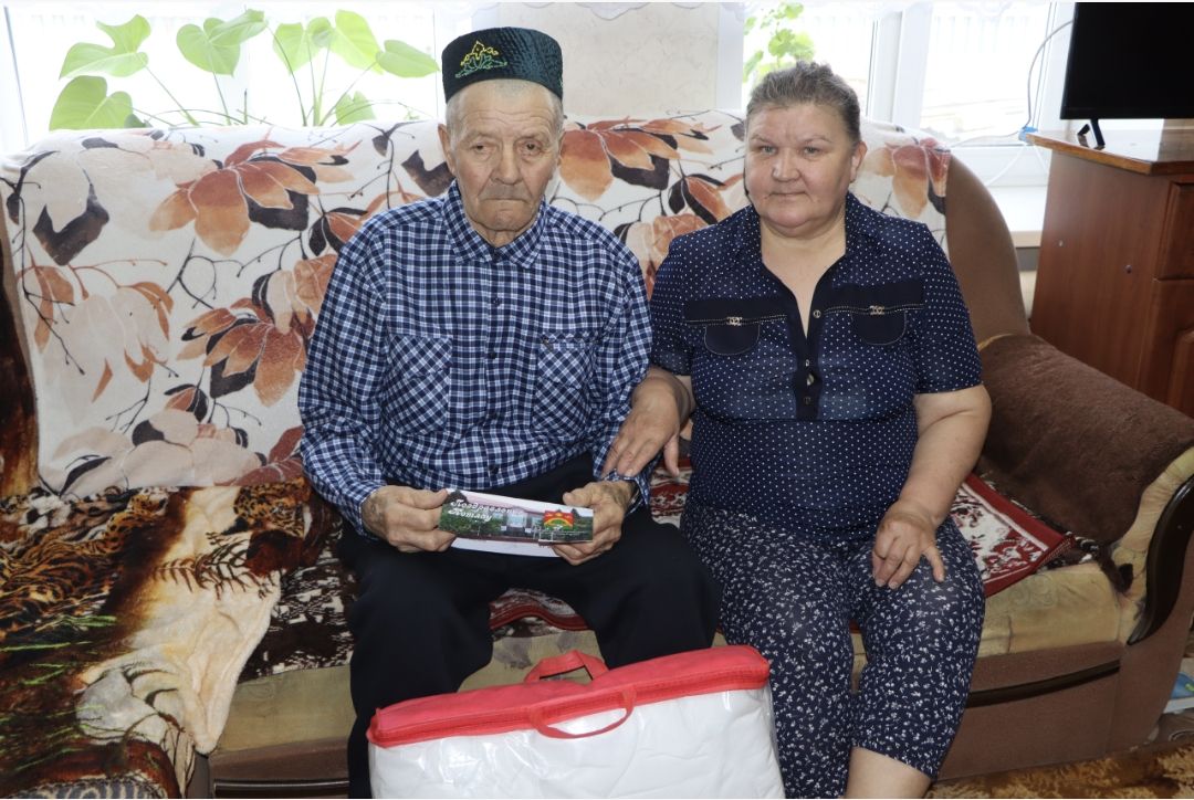 Апаста яшәүче Сәлимҗан абый Әхмәтҗанов үзенең 90 яшьлек олы юбилеен каршылады