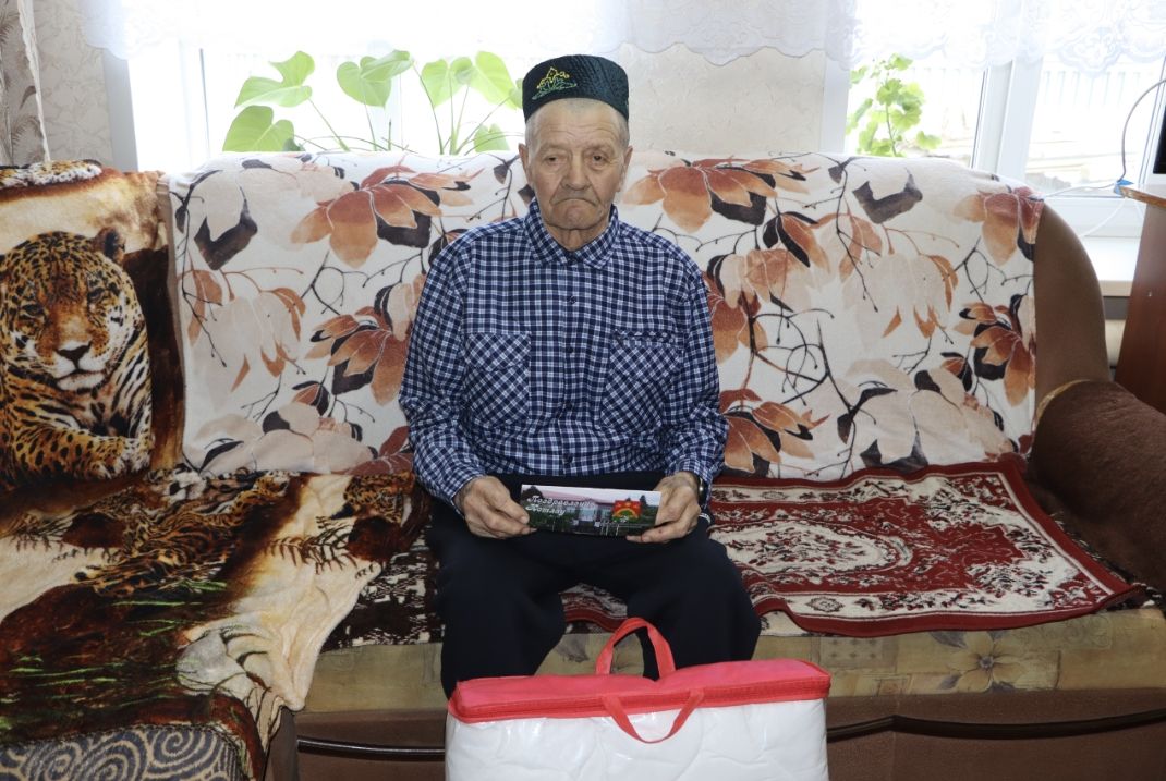 Апаста яшәүче Сәлимҗан абый Әхмәтҗанов үзенең 90 яшьлек олы юбилеен каршылады