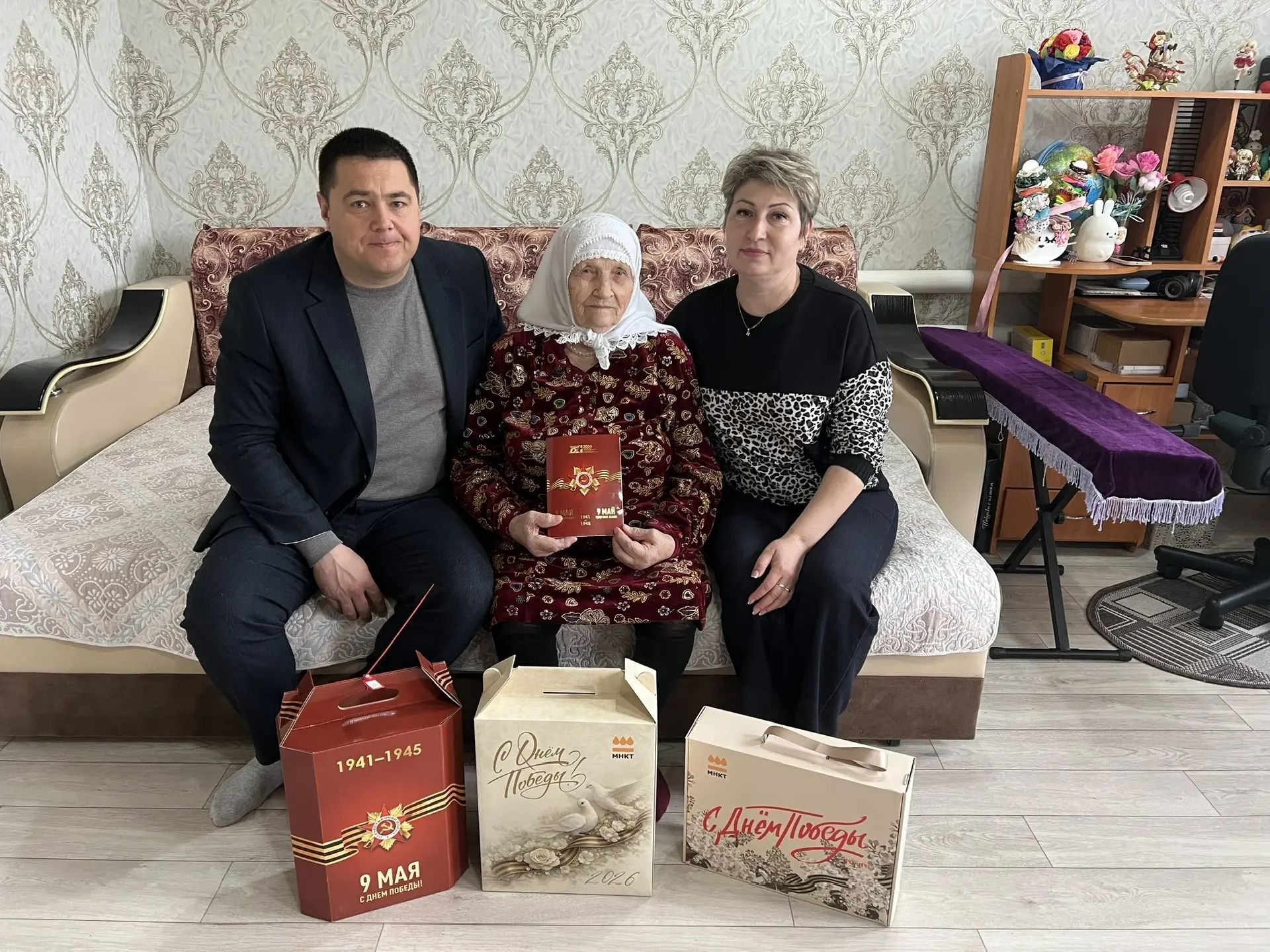 Апаста Ленинград камалышы шаһиты Галия апа Гыйззәтуллина бәйрәм котлаулары кабул итте