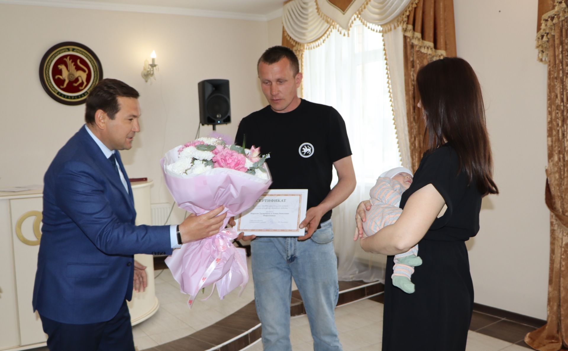 Апаста дүртенче һәм аннан да соң баласы туган гаиләләргә 200 мең сумлык акчалата сертификат тапшырыла