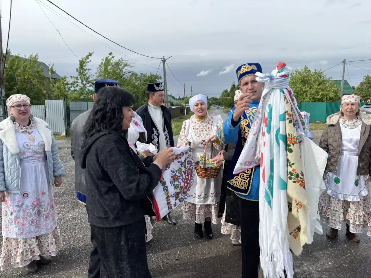 Апаста Сабан туена сөлге җыйдылар