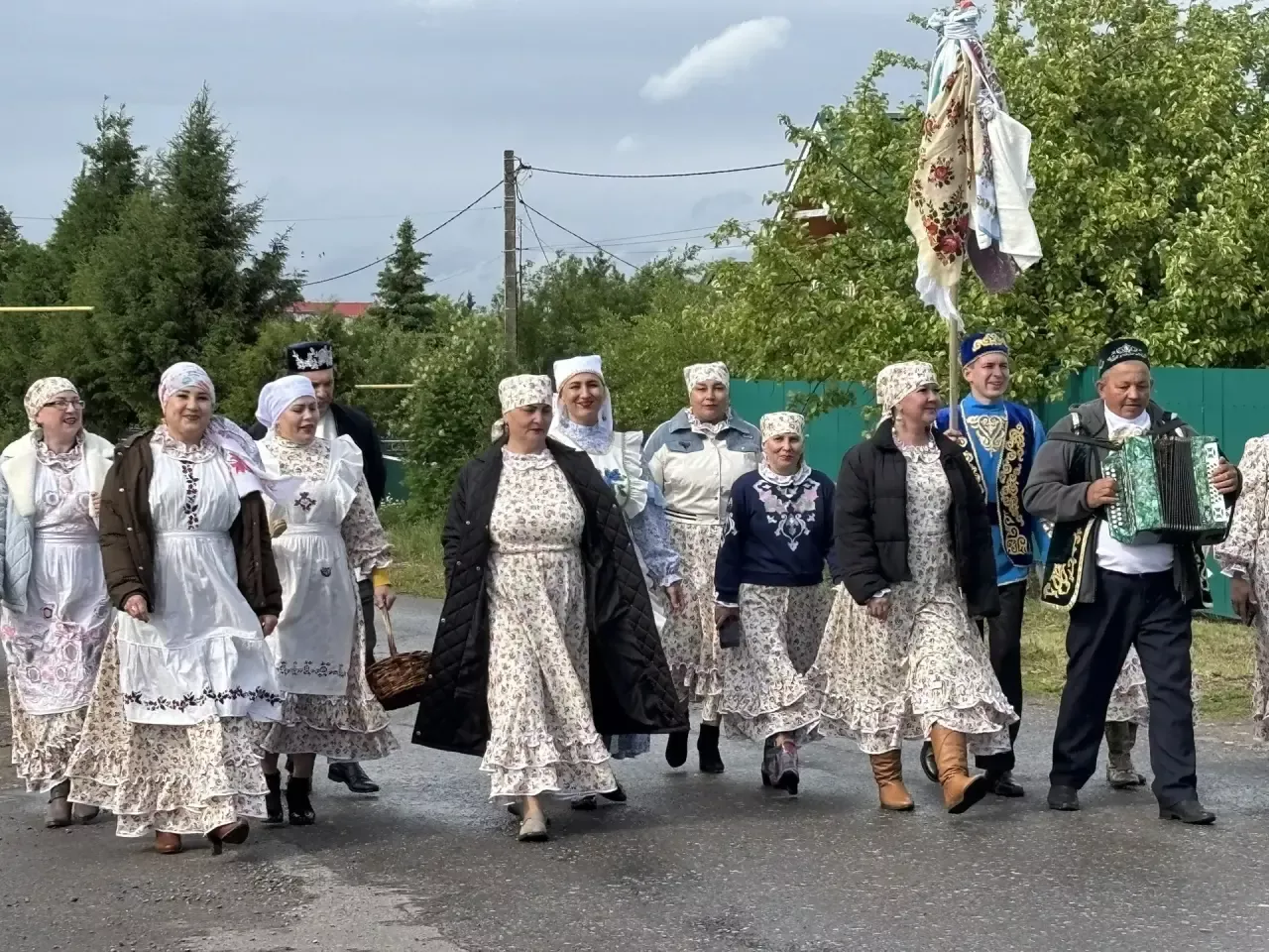 Апаста Сабан туена сөлге җыйдылар