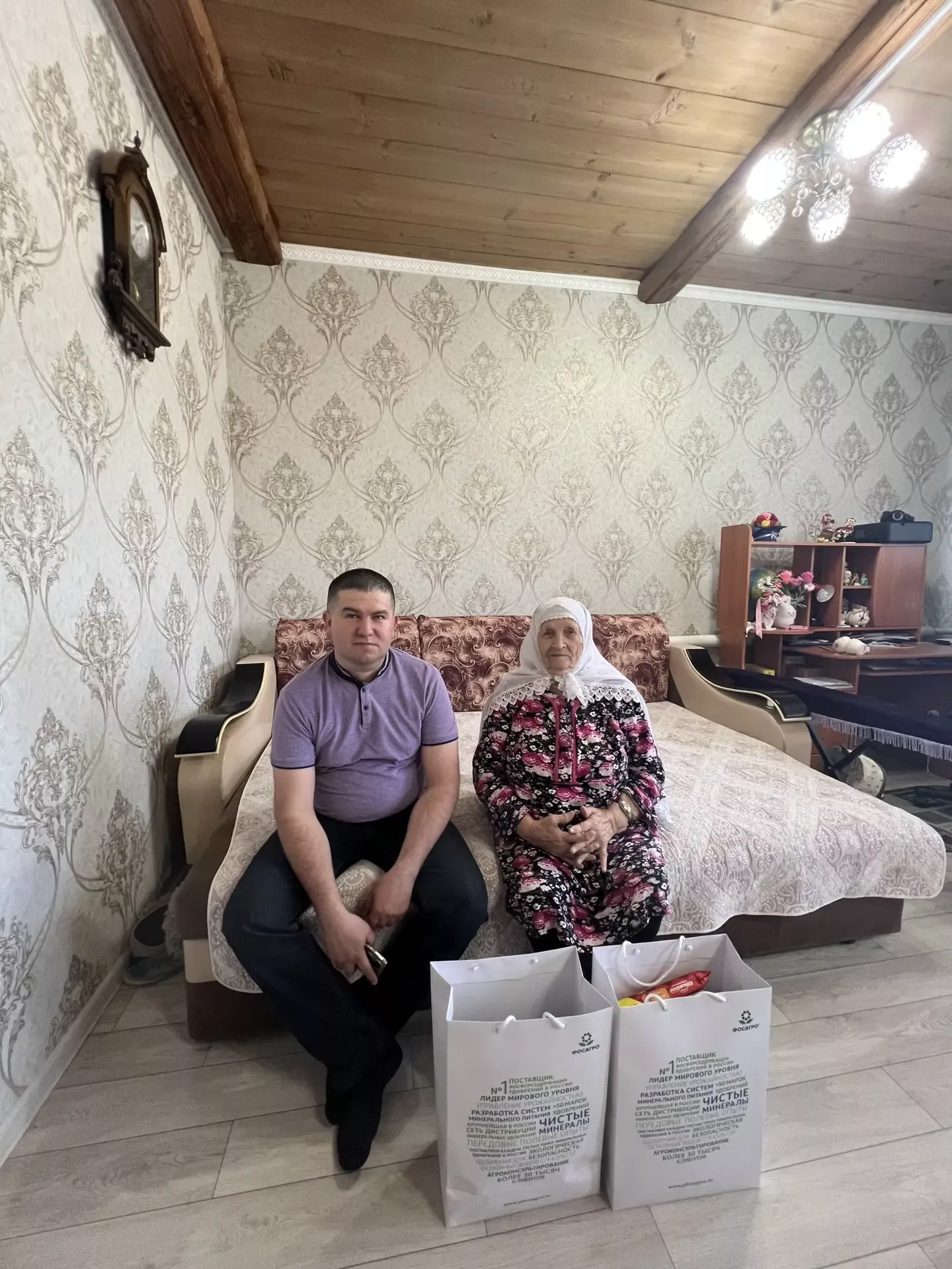 “ФосАгроВолга” оешмасы Ленинград блокадасы шаһиты  Галия апа Гыйззәтуллинаны Бөек Җиңү көне белән тәбрик итте