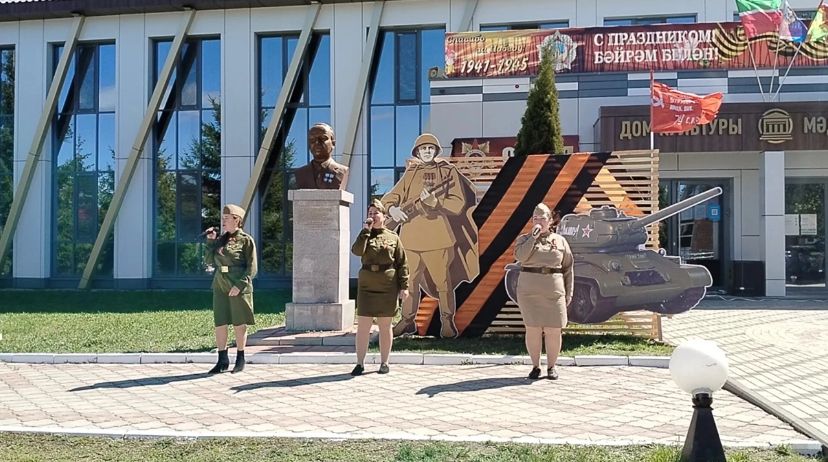Ретро-автомобильләр, фотозона һәм солдат боткасы бәйрәмгә аерым ямь өстәде
