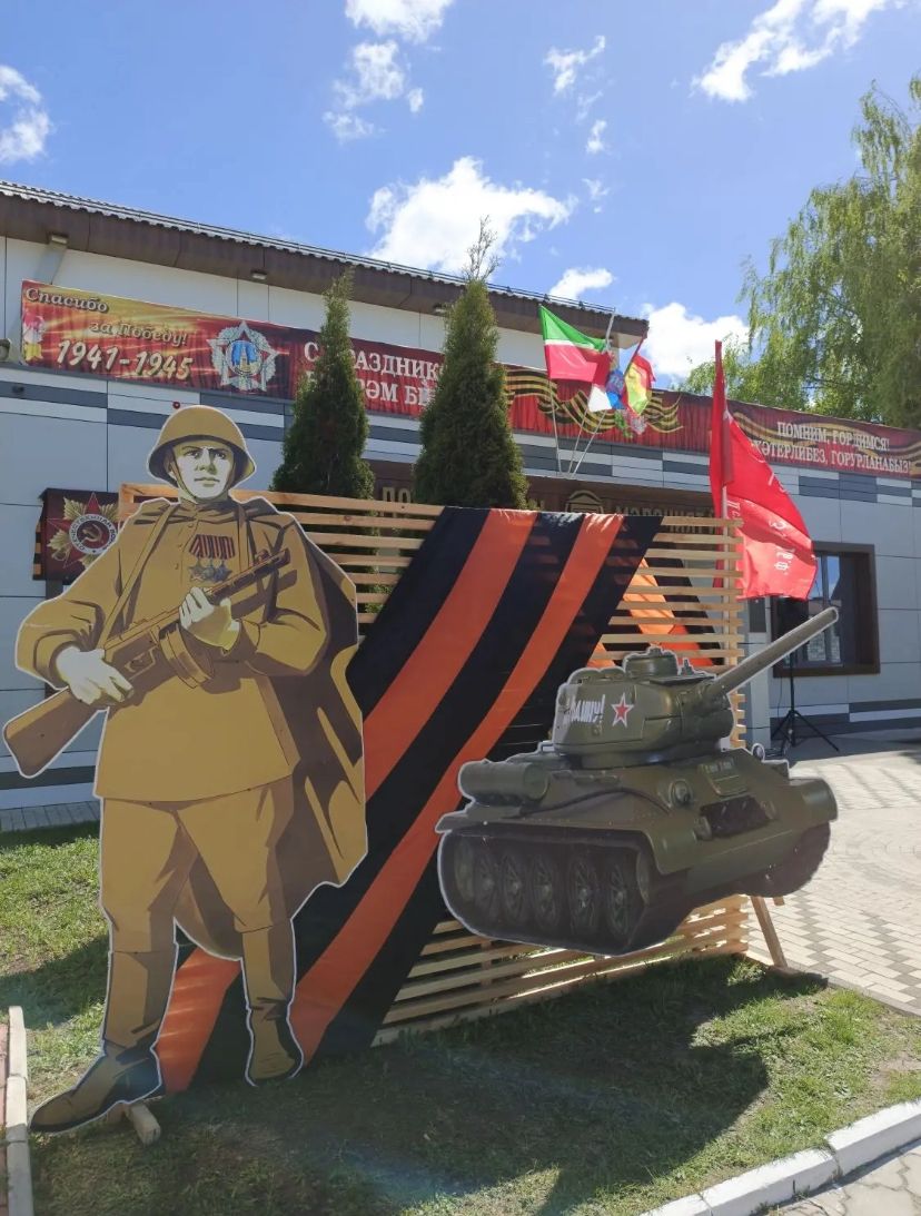 Ретро-автомобильләр, фотозона һәм солдат боткасы бәйрәмгә аерым ямь өстәде