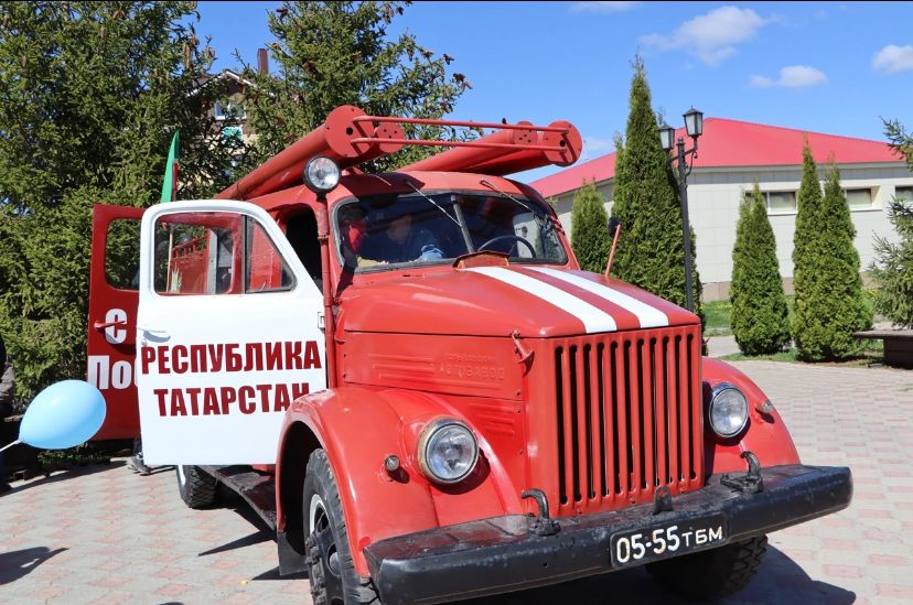 Ретро-автомобильләр, фотозона һәм солдат боткасы бәйрәмгә аерым ямь өстәде