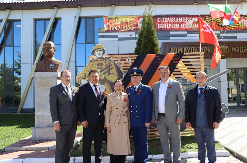 Ретро-автомобильләр, фотозона һәм солдат боткасы бәйрәмгә аерым ямь өстәде