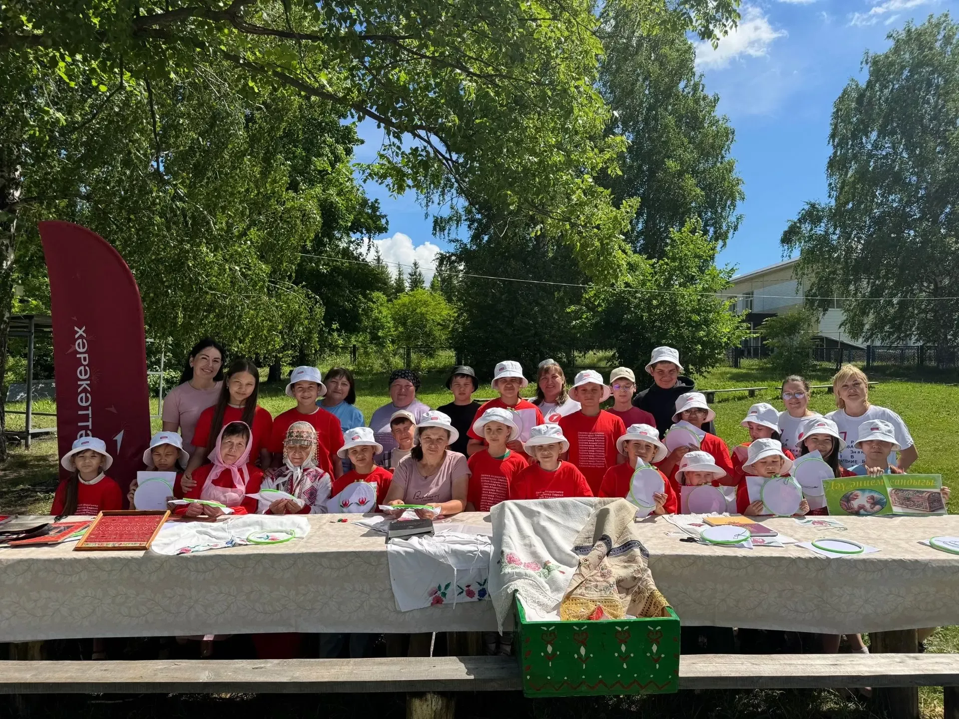 Золотые руки и живая нить: в Табар-Черскийской библиотеке прошел мастер-класс по татарской вышивке!