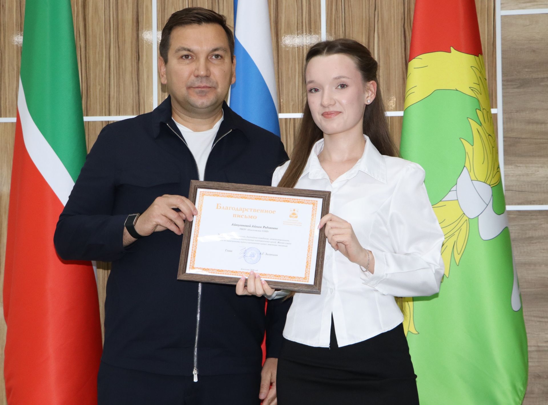 Район башлыгы чыгарылыш сыйныф укучылары белән очрашты