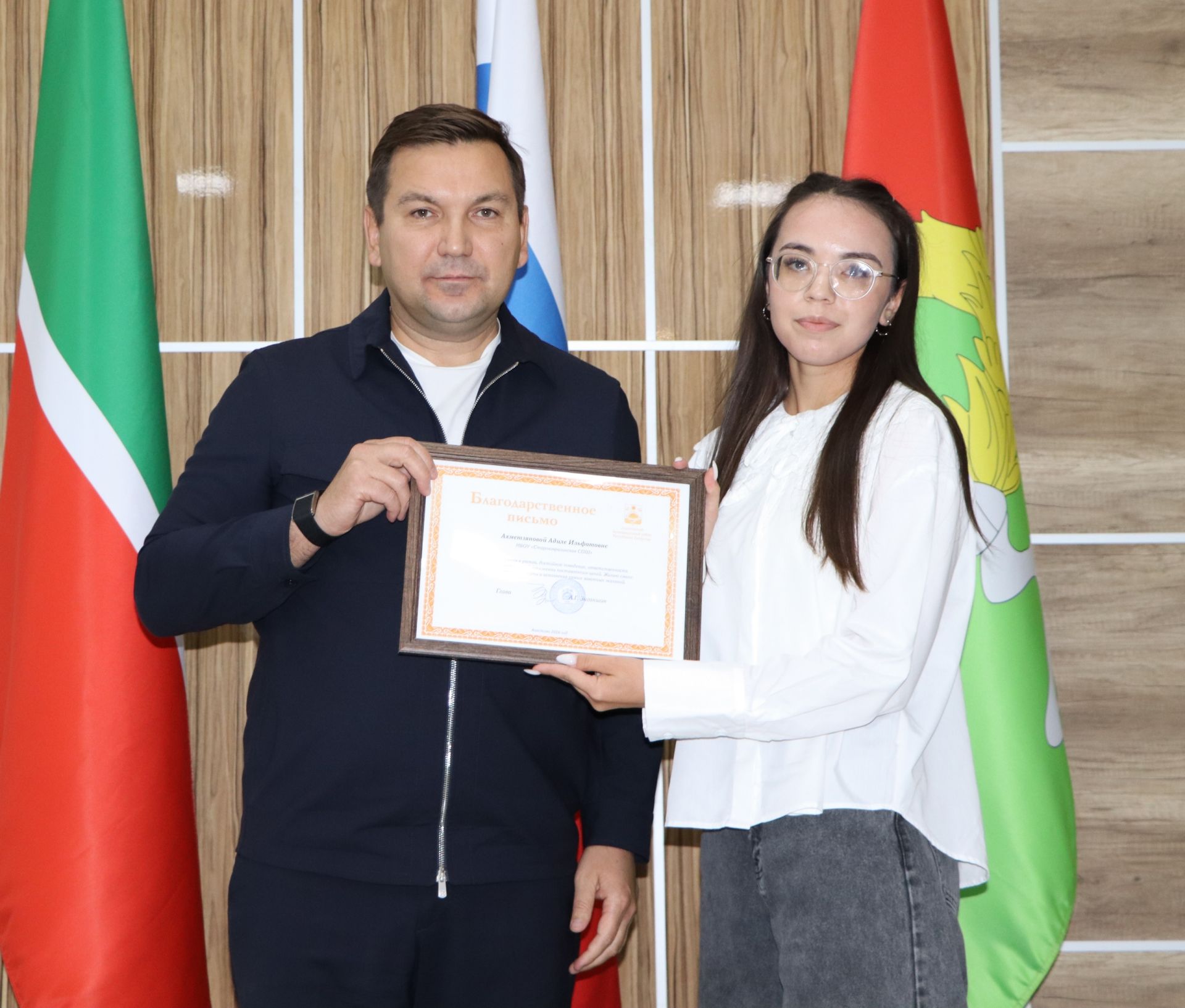 Район башлыгы чыгарылыш сыйныф укучылары белән очрашты