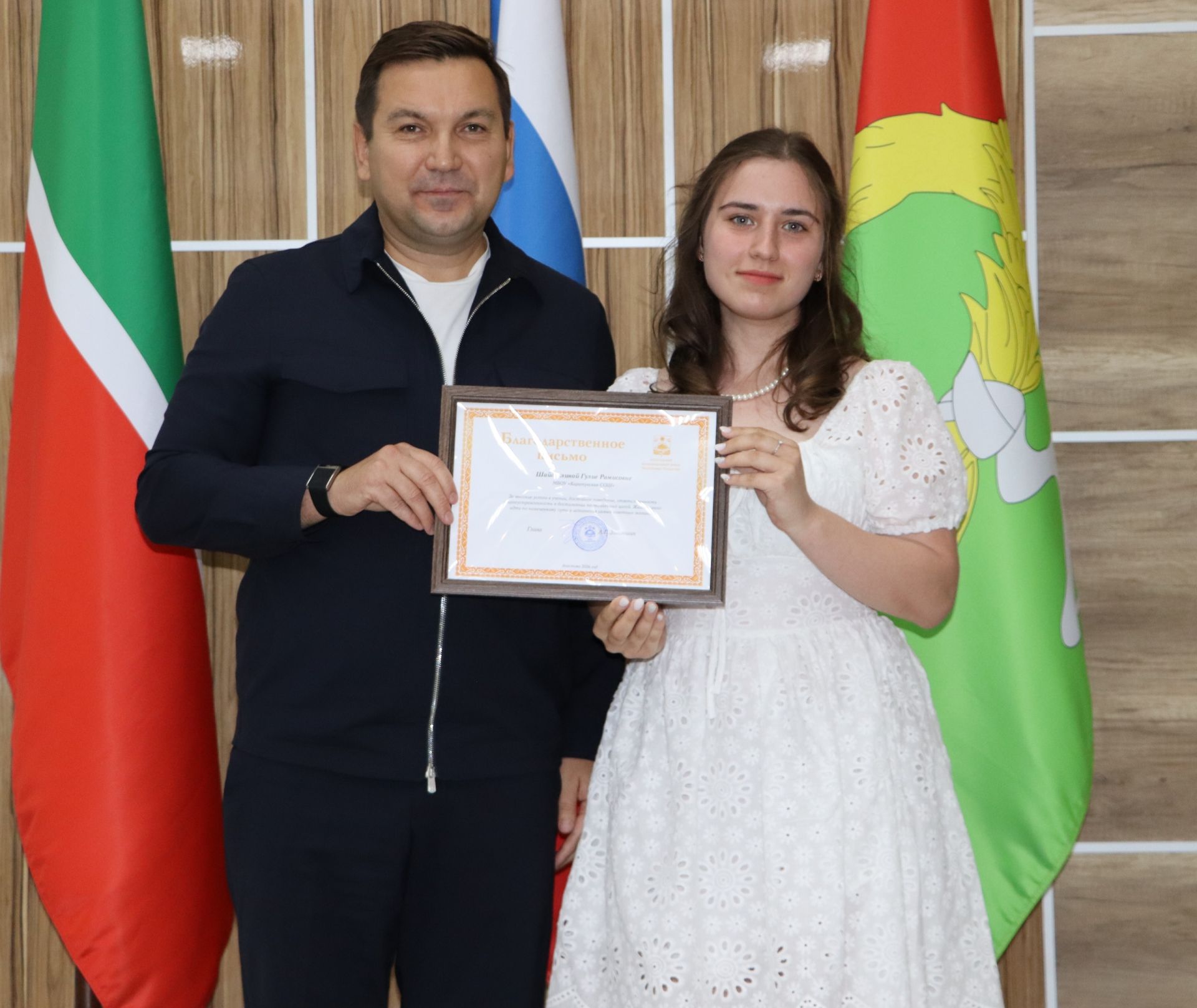Район башлыгы чыгарылыш сыйныф укучылары белән очрашты