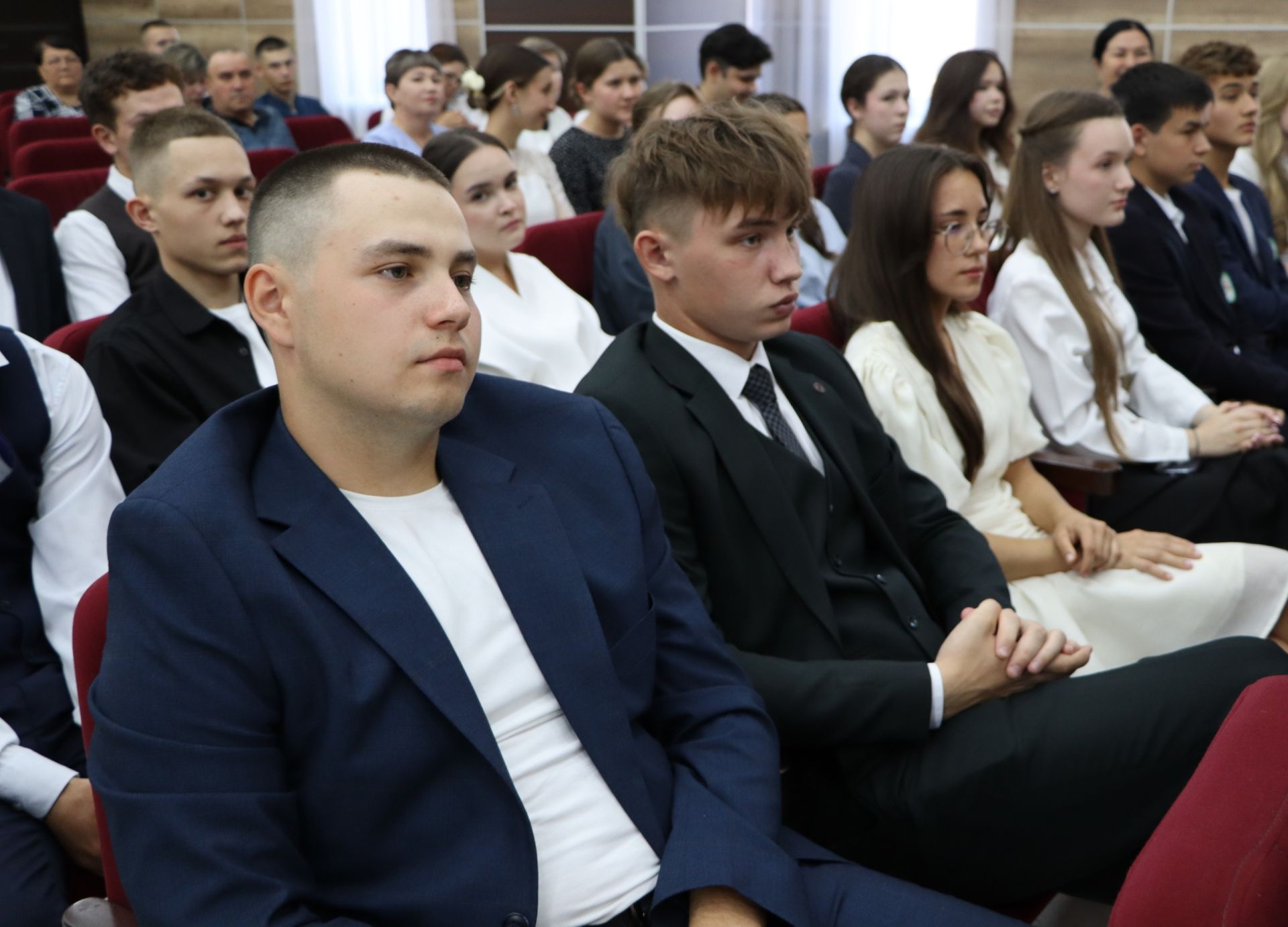Район башлыгы чыгарылыш сыйныф укучылары белән очрашты