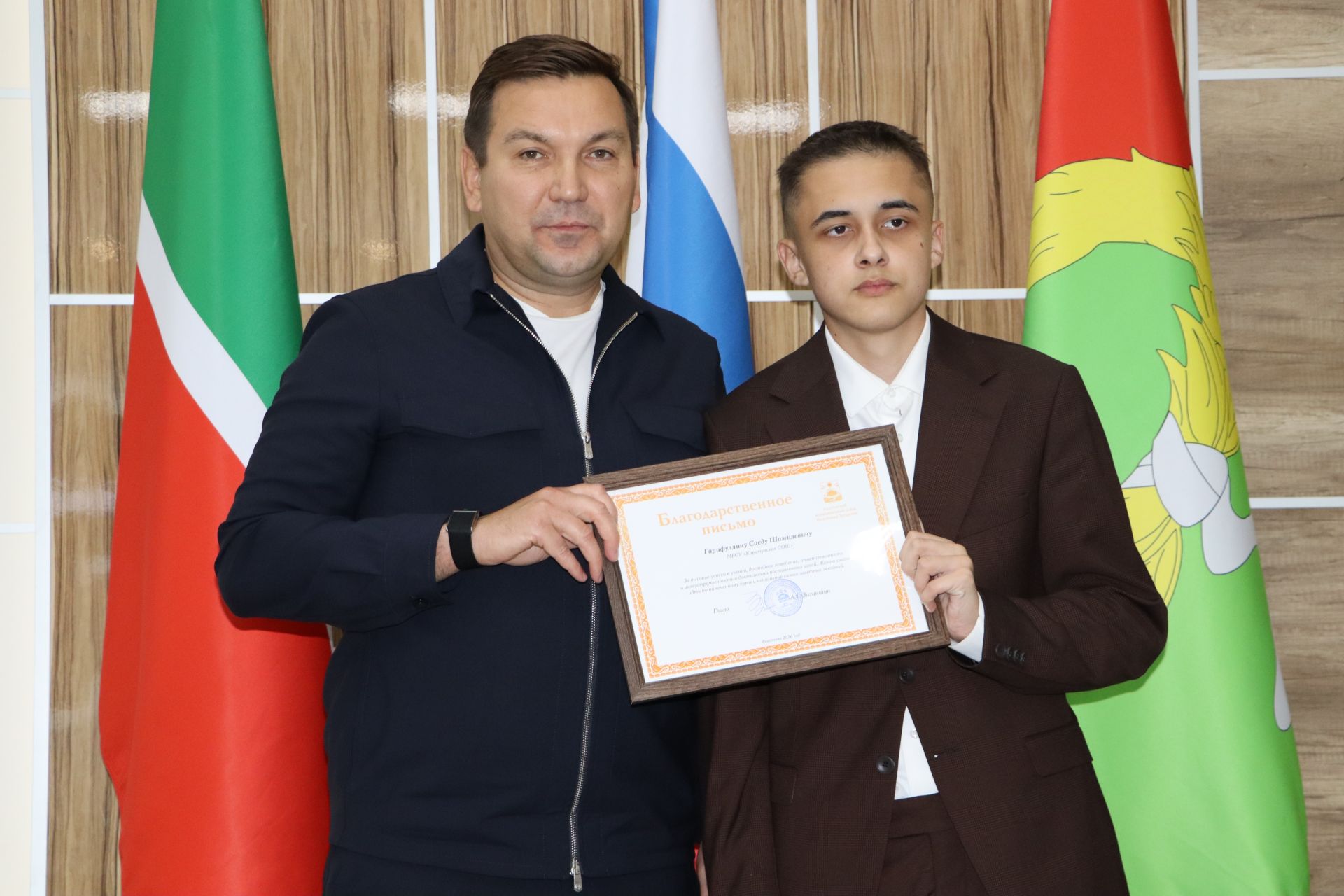 Район башлыгы чыгарылыш сыйныф укучылары белән очрашты