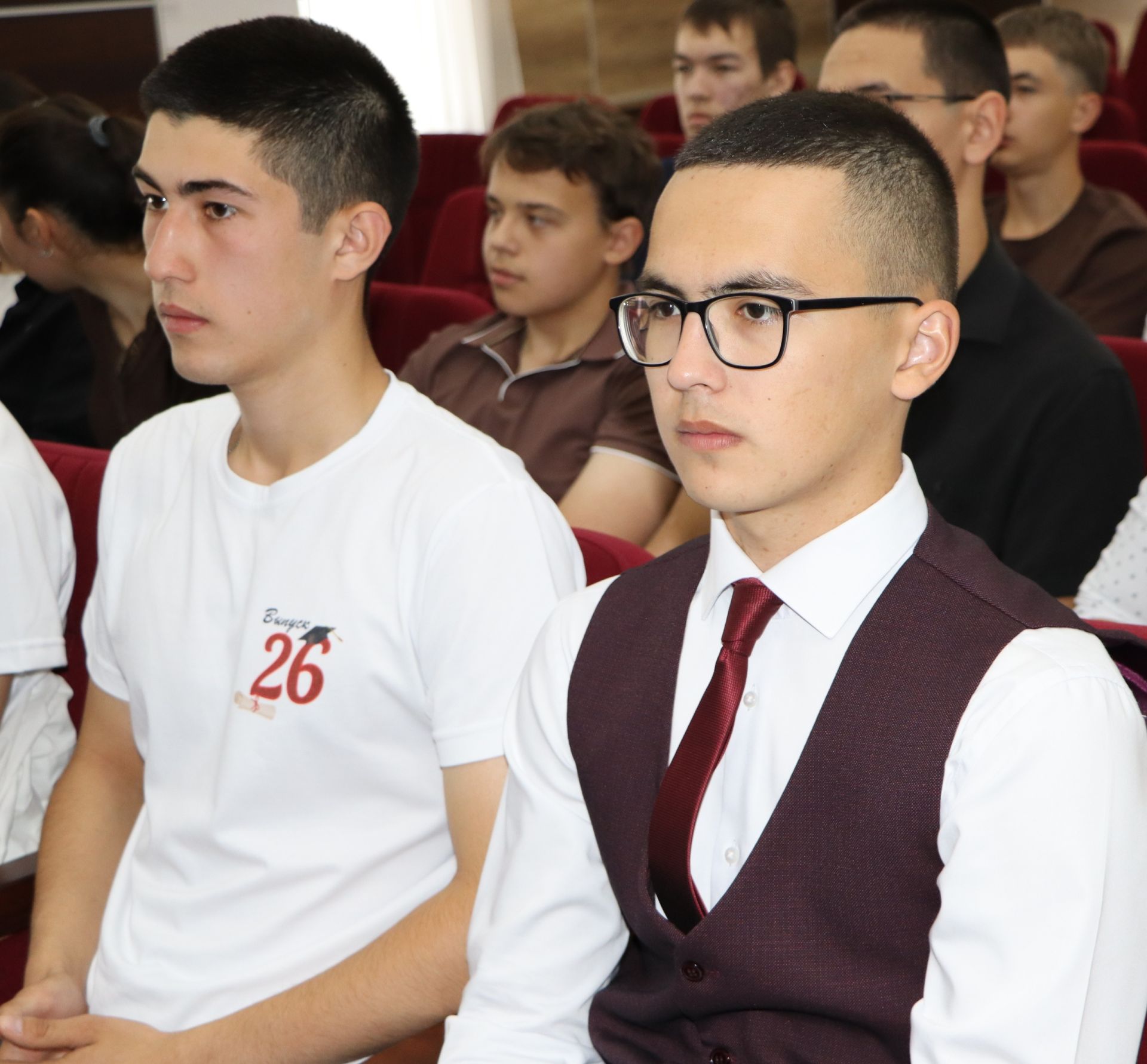 Район башлыгы чыгарылыш сыйныф укучылары белән очрашты