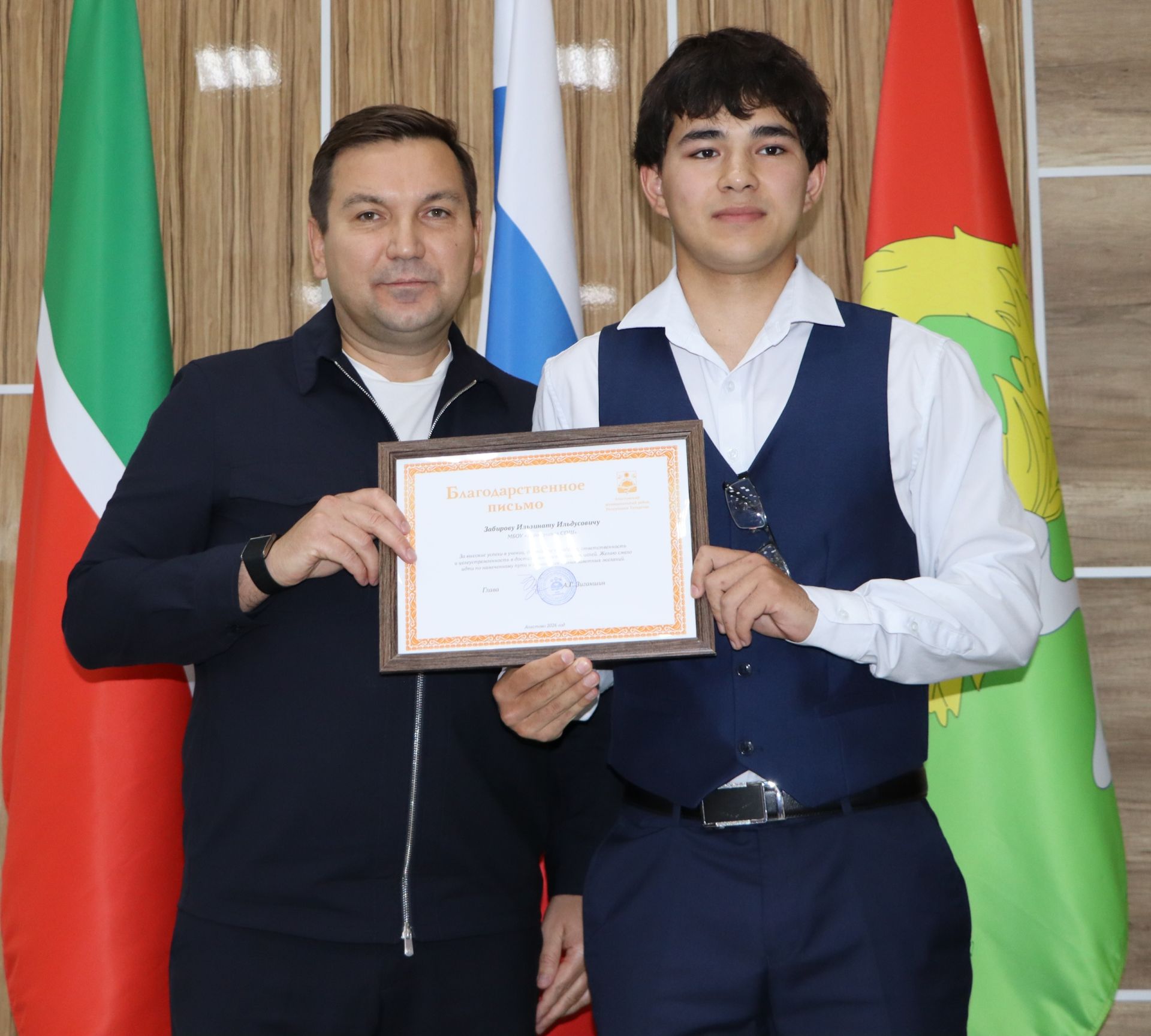 Район башлыгы чыгарылыш сыйныф укучылары белән очрашты