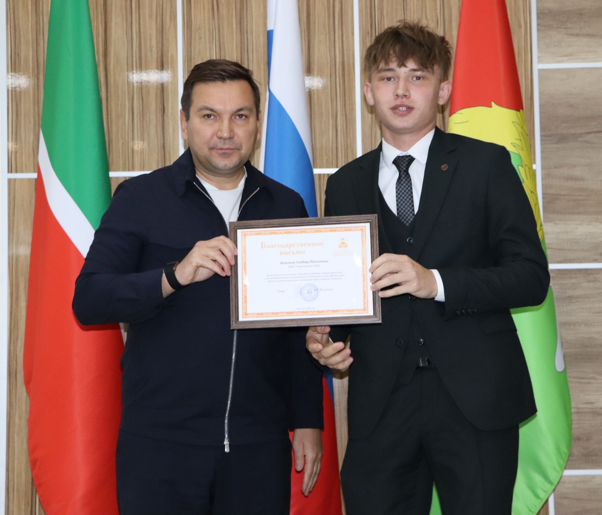 Район башлыгы чыгарылыш сыйныф укучылары белән очрашты