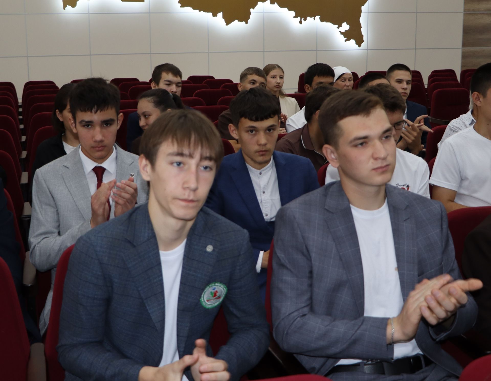 Район башлыгы чыгарылыш сыйныф укучылары белән очрашты