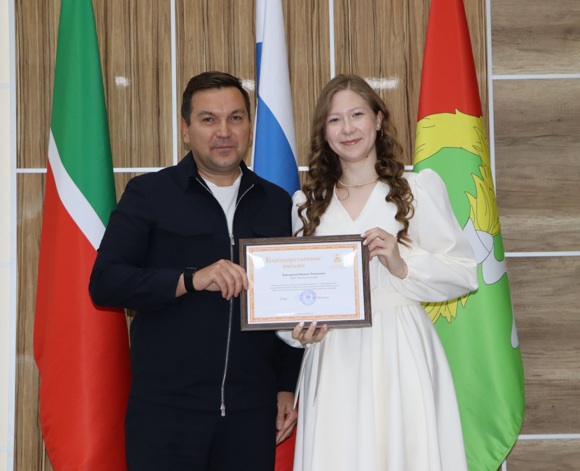 Район башлыгы чыгарылыш сыйныф укучылары белән очрашты