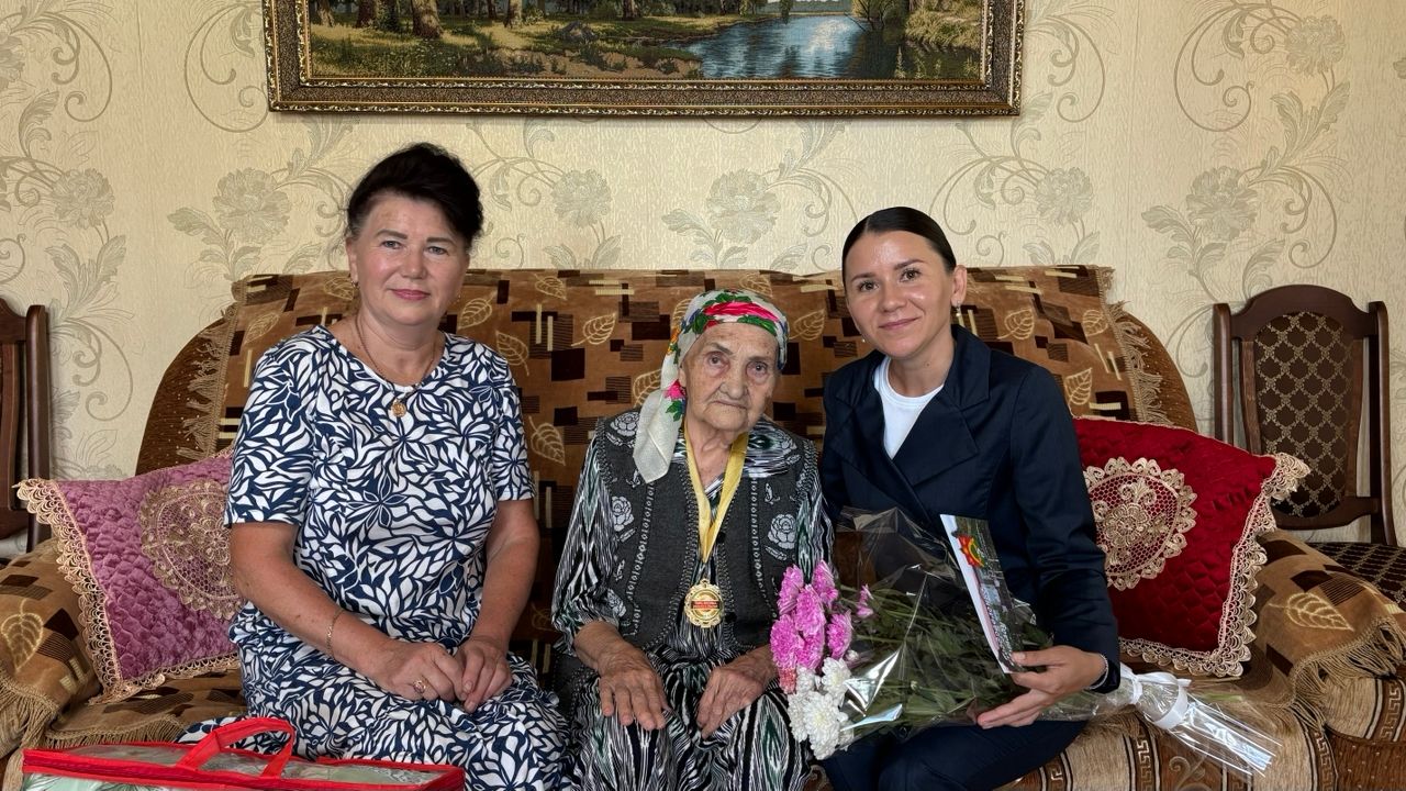 Апастан Мәрьям апа Төхвәтуллина 90 яшьлек туган көненә токмачларны үзе кискән