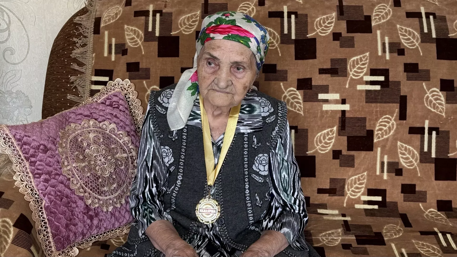 Апастан Мәрьям апа Төхвәтуллина 90 яшьлек туган көненә токмачларны үзе кискән