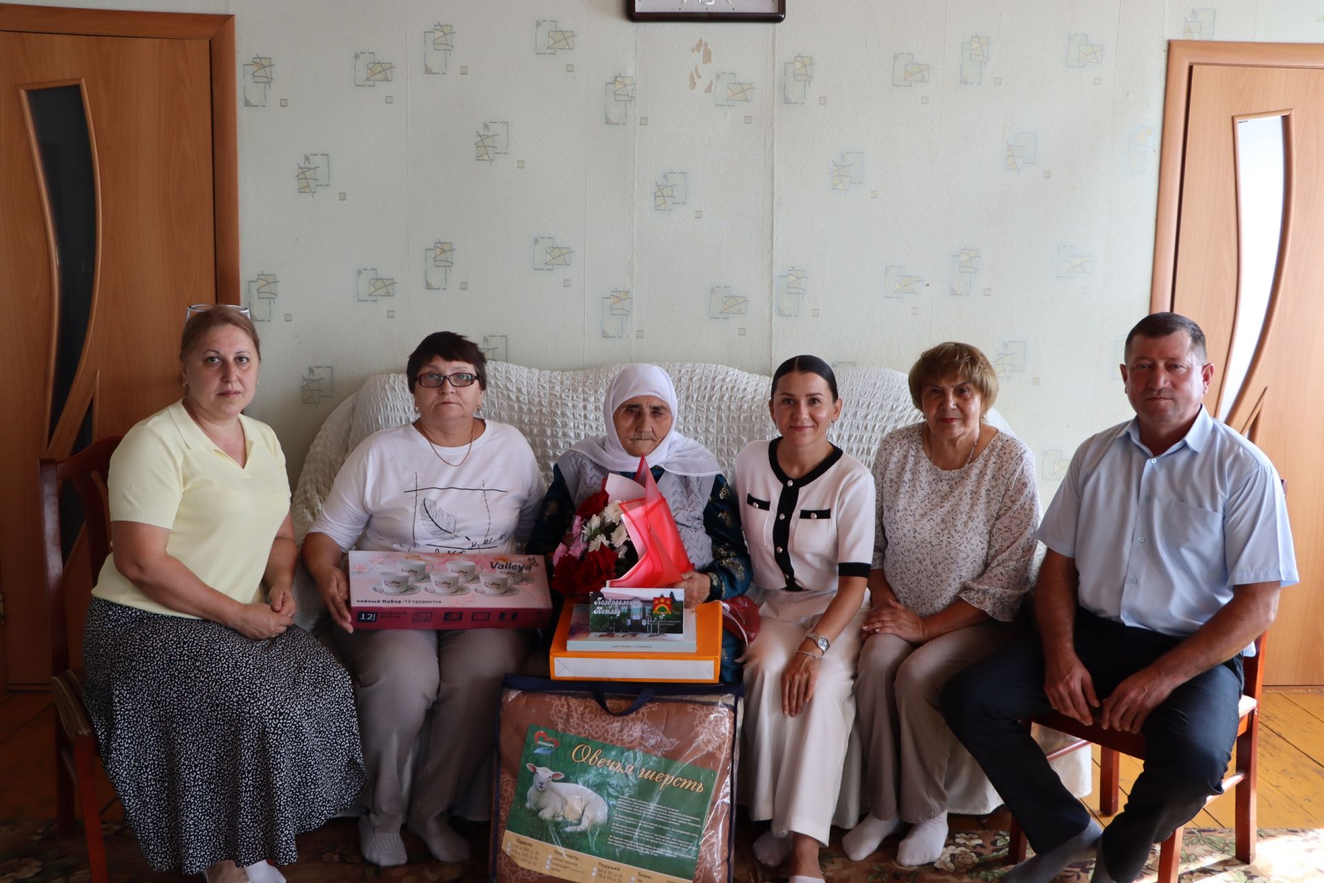 Болынбалыкчы авылында яшәүче Рокыя әби Бикмөхәммәтова 90 яшьлек гомер бәйрәмен каршылады