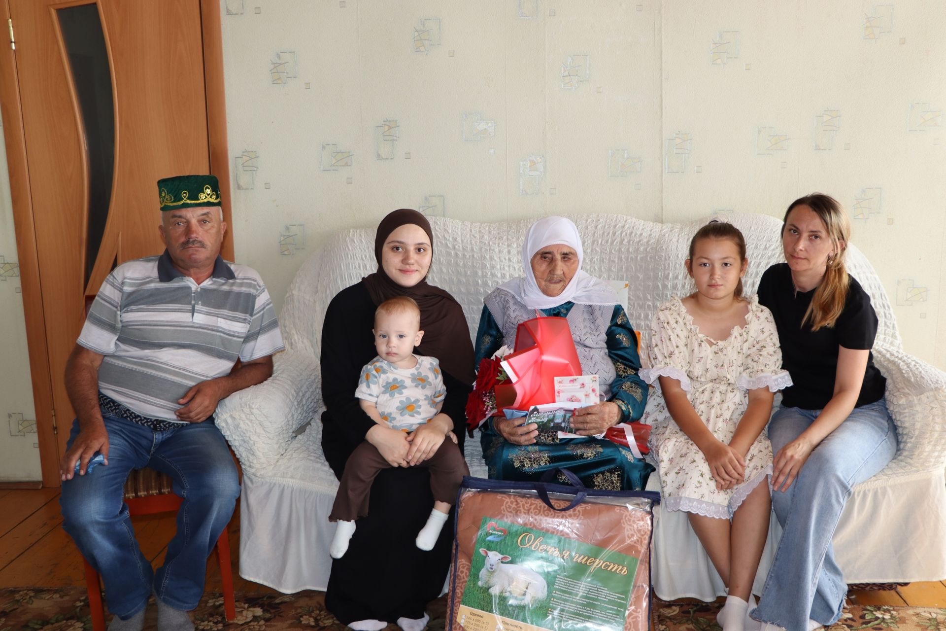 Болынбалыкчы авылында яшәүче Рокыя әби Бикмөхәммәтова 90 яшьлек гомер бәйрәмен каршылады