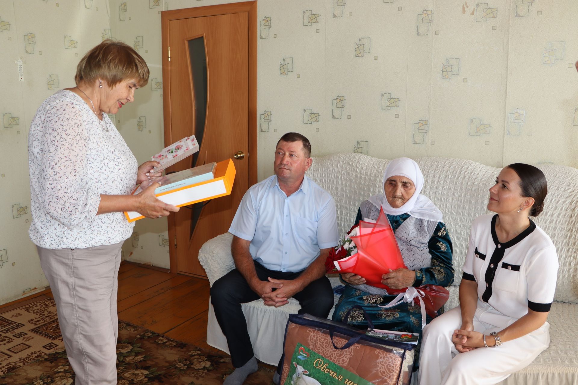 Болынбалыкчы авылында яшәүче Рокыя әби Бикмөхәммәтова 90 яшьлек гомер бәйрәмен каршылады