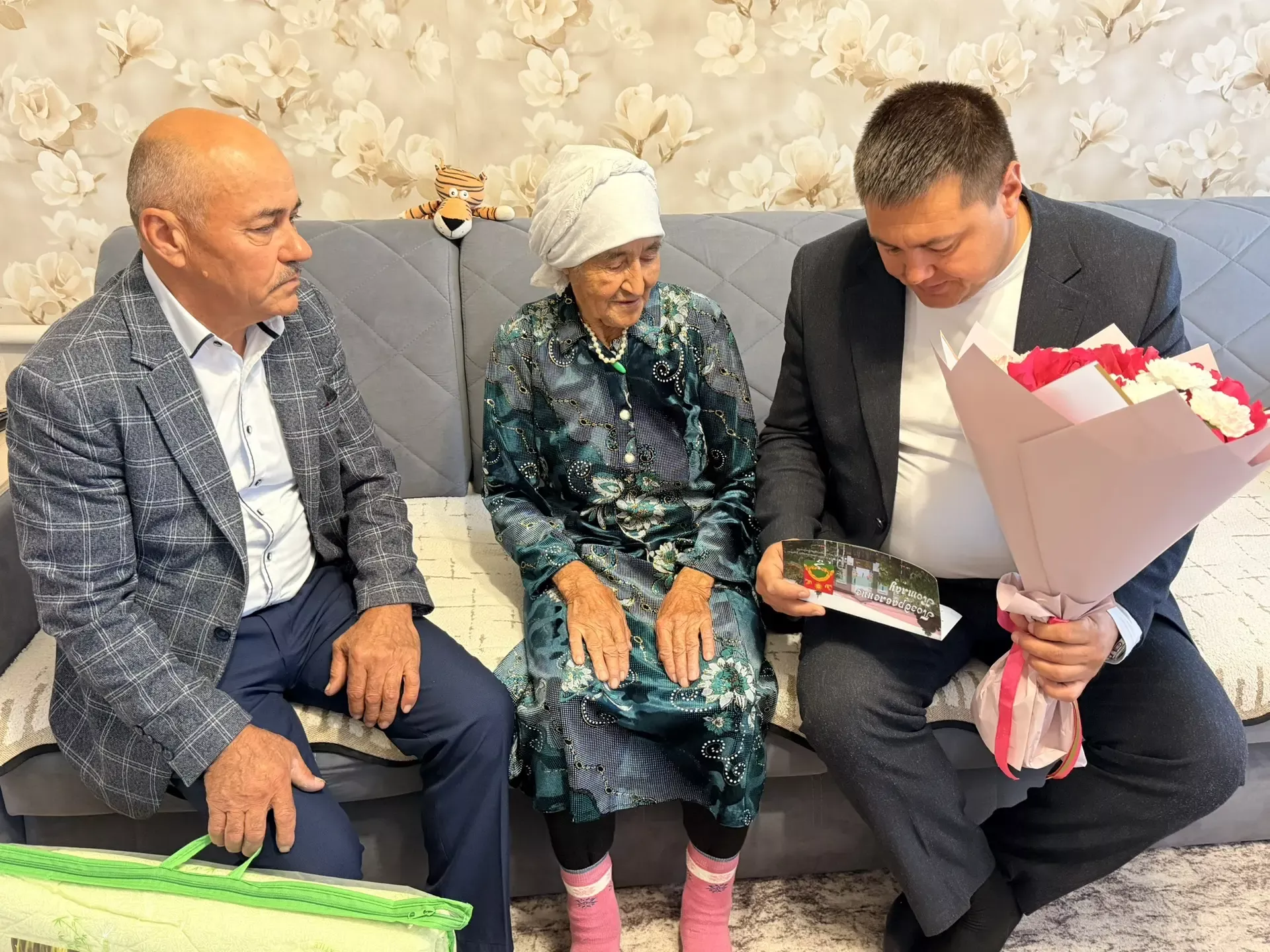 Иске Йомралы авылында яшәүче Мөнирә әби Кашафетдинова 90 яшьлек гомер бәйрәмен каршылады