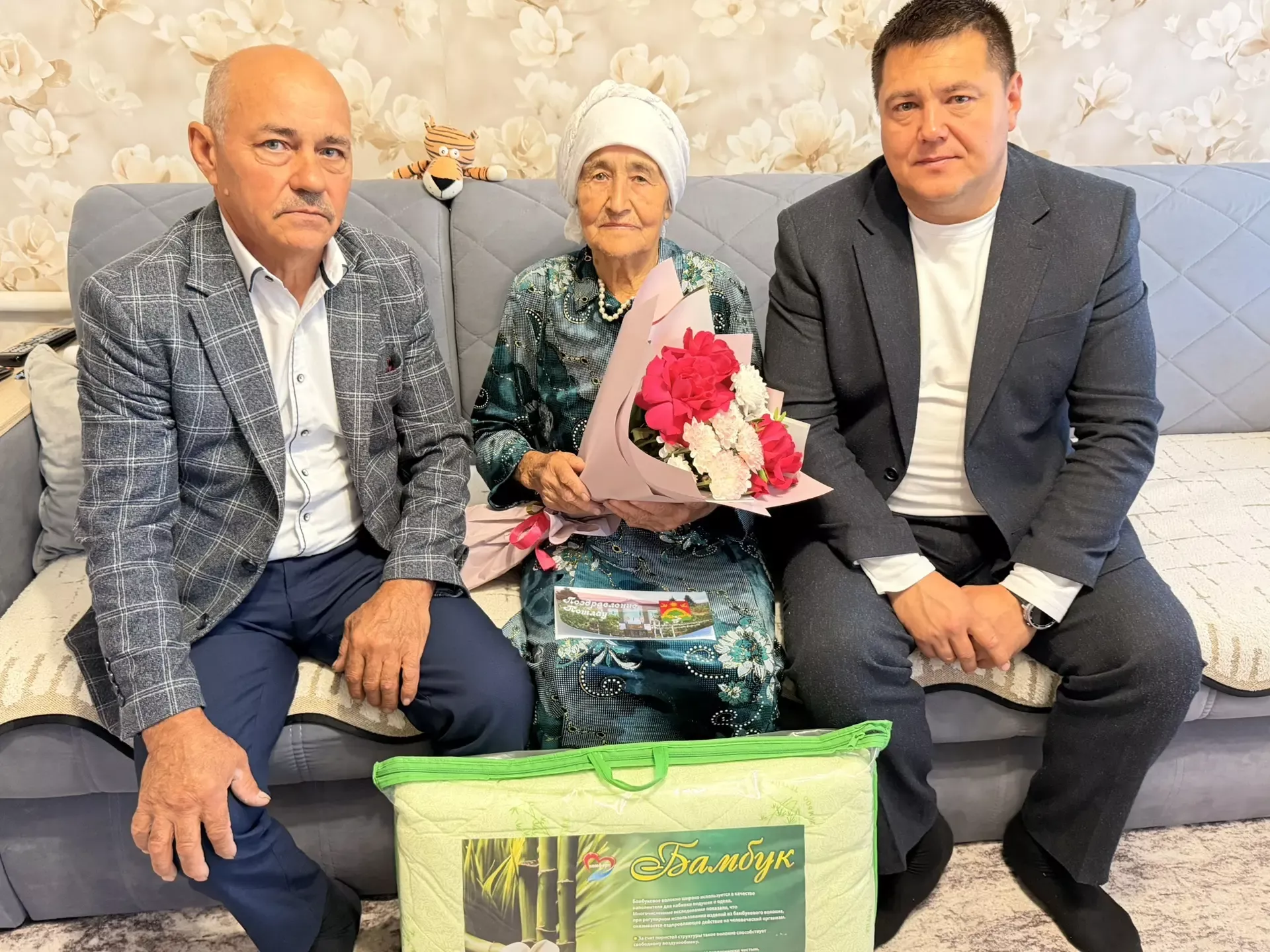 Иске Йомралы авылында яшәүче Мөнирә әби Кашафетдинова 90 яшьлек гомер бәйрәмен каршылады